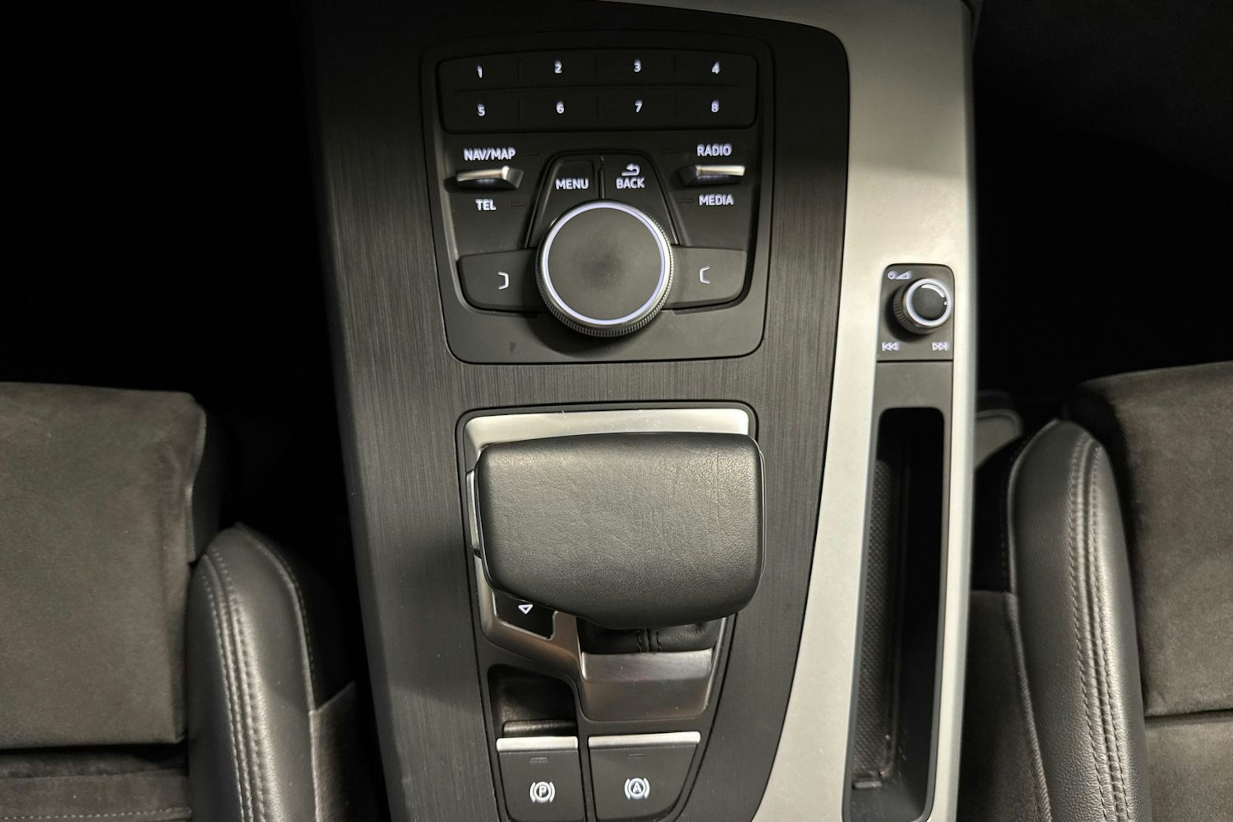 sininen Audi Q5 2020 kuva 18.