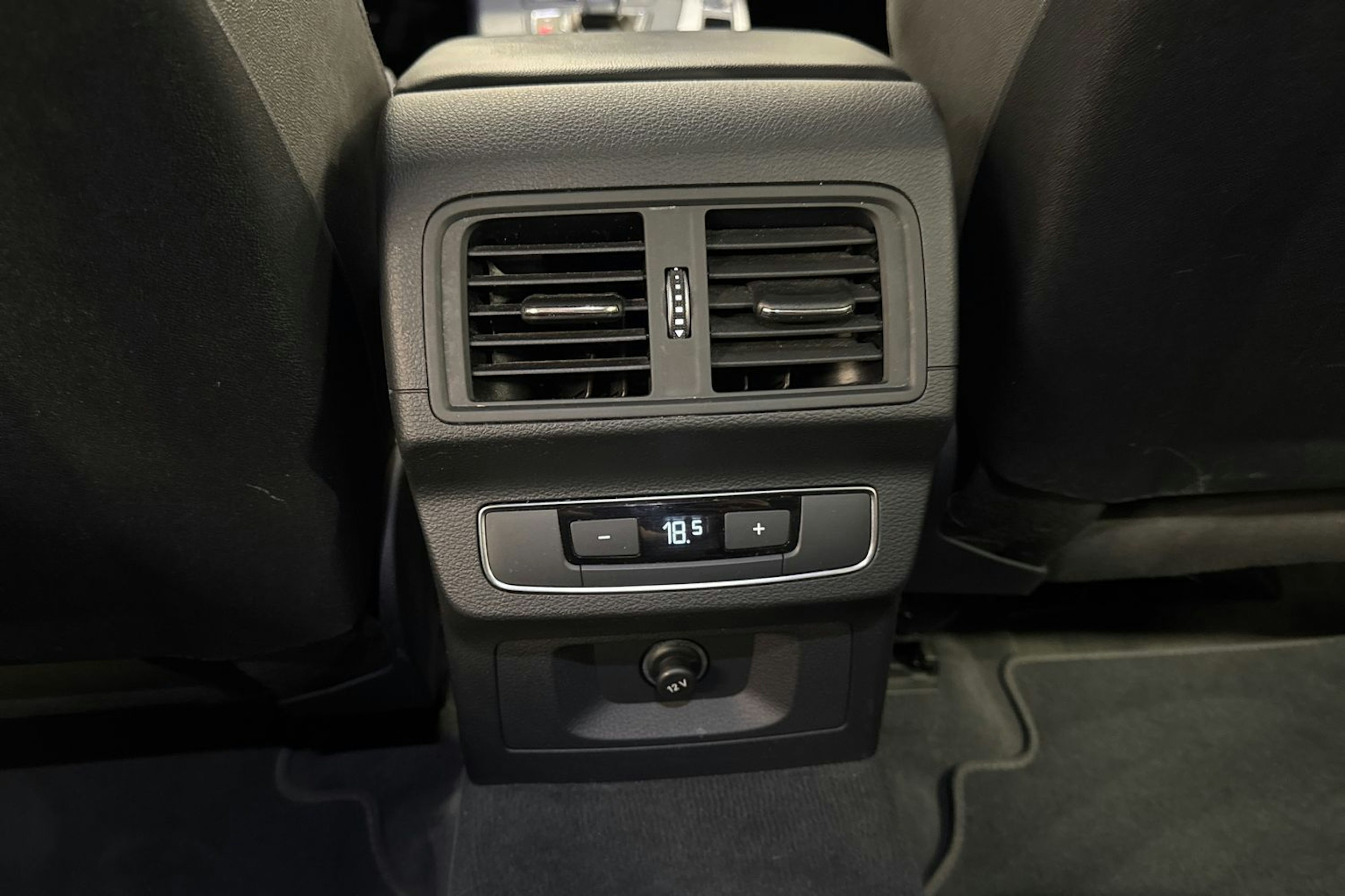 sininen Audi Q5 2020 kuva 19.