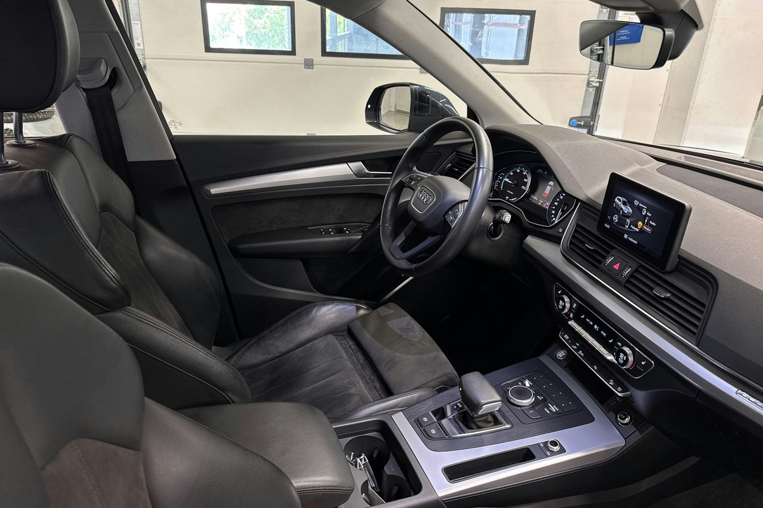 sininen Audi Q5 2020 kuva 22.