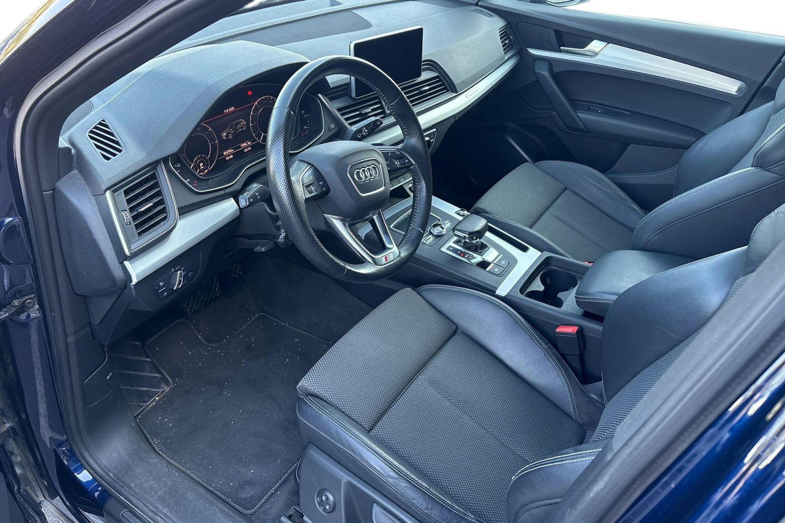 sininen Audi Q5 2020 kuva 3.