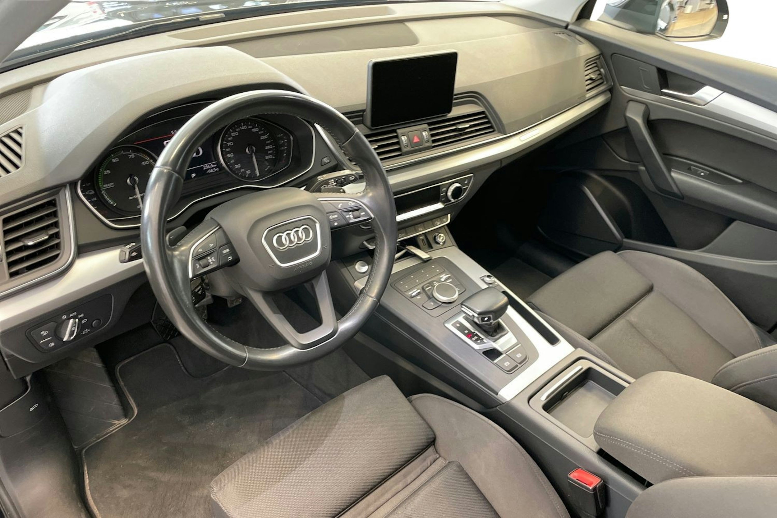 Musta Audi Q5 2020 kuva 7.