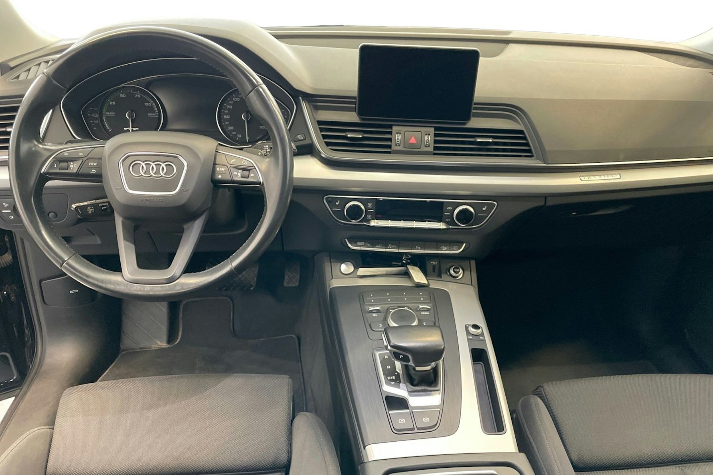 Musta Audi Q5 2020 kuva 9.