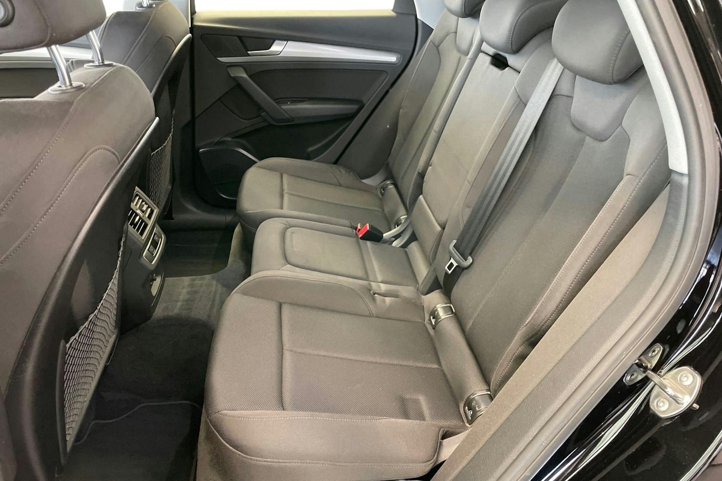 Musta Audi Q5 2020 kuva 10.