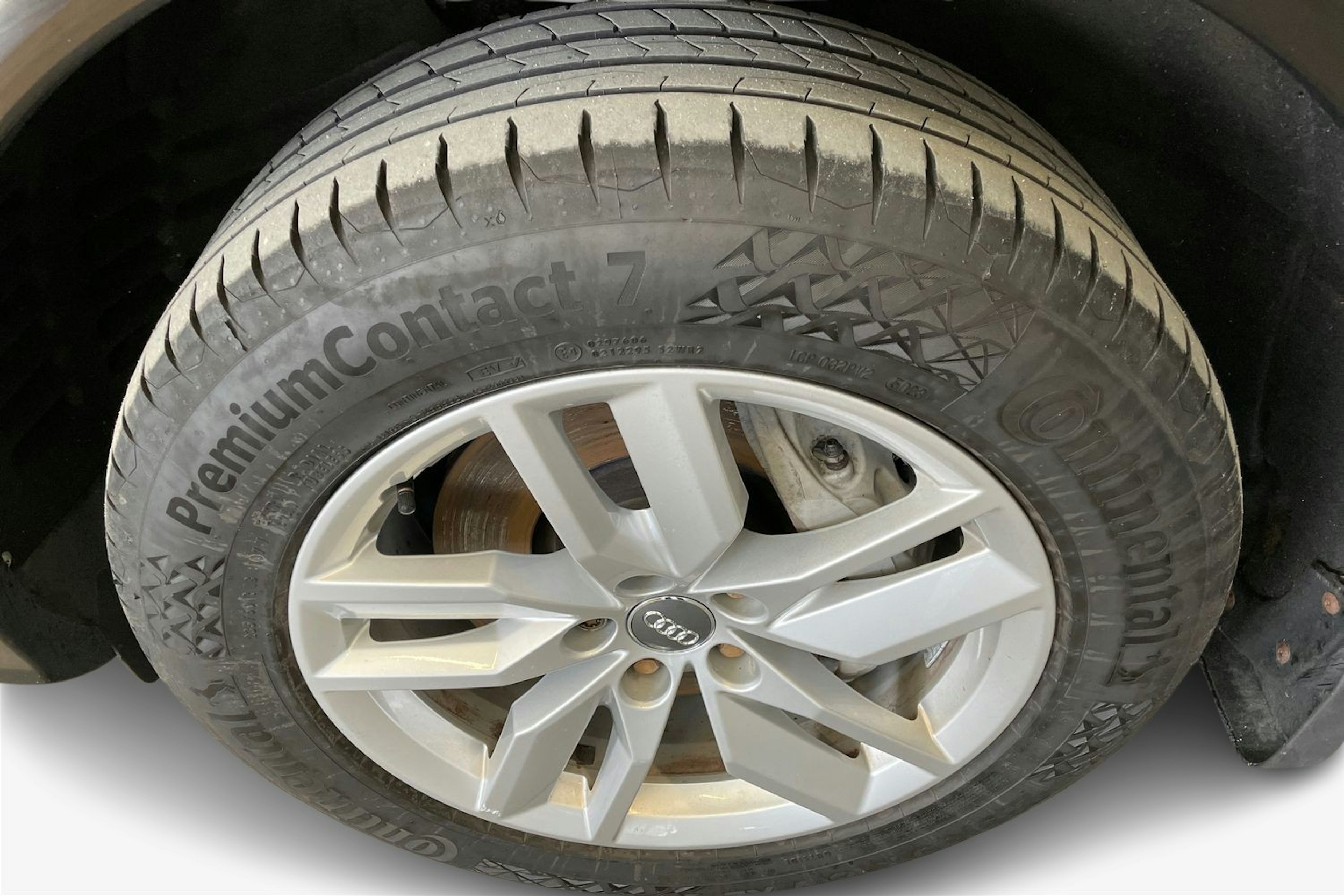 Musta Audi Q5 2020 kuva 11.