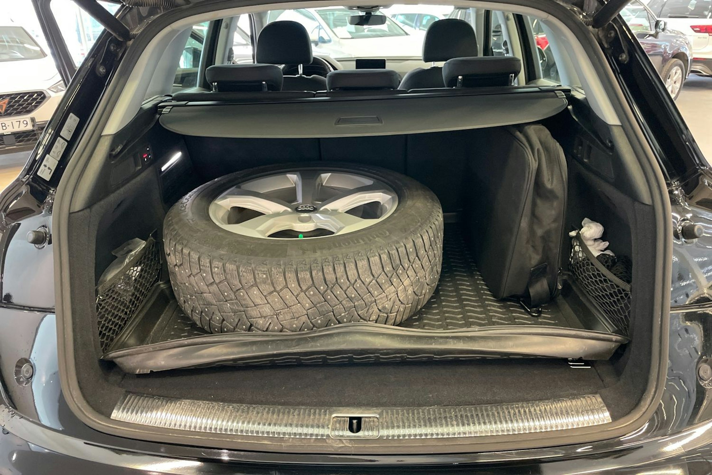 Musta Audi Q5 2020 kuva 14.