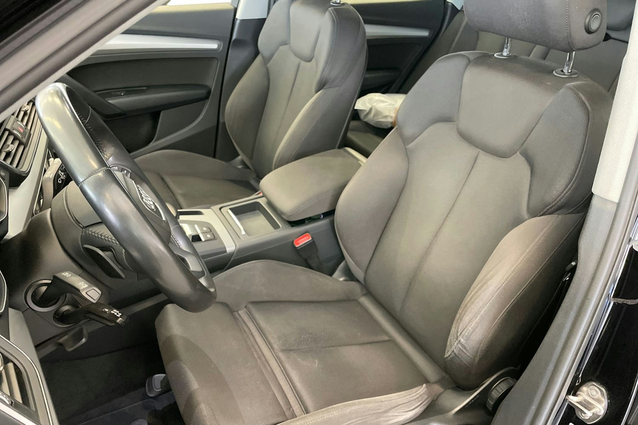 Musta Audi Q5 2020 kuva 17.
