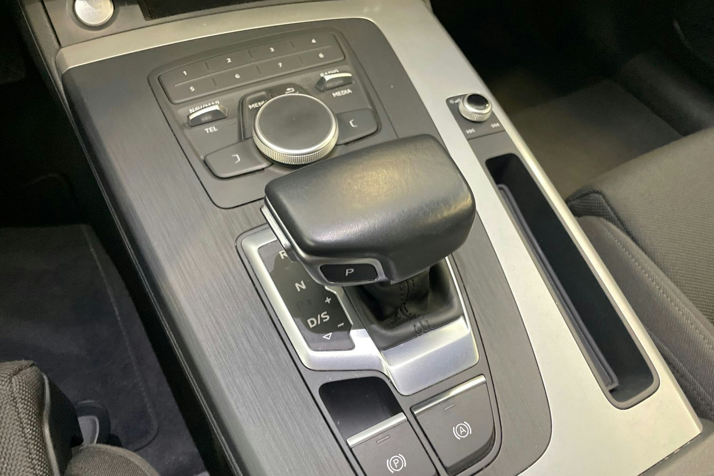 Musta Audi Q5 2020 kuva 18.