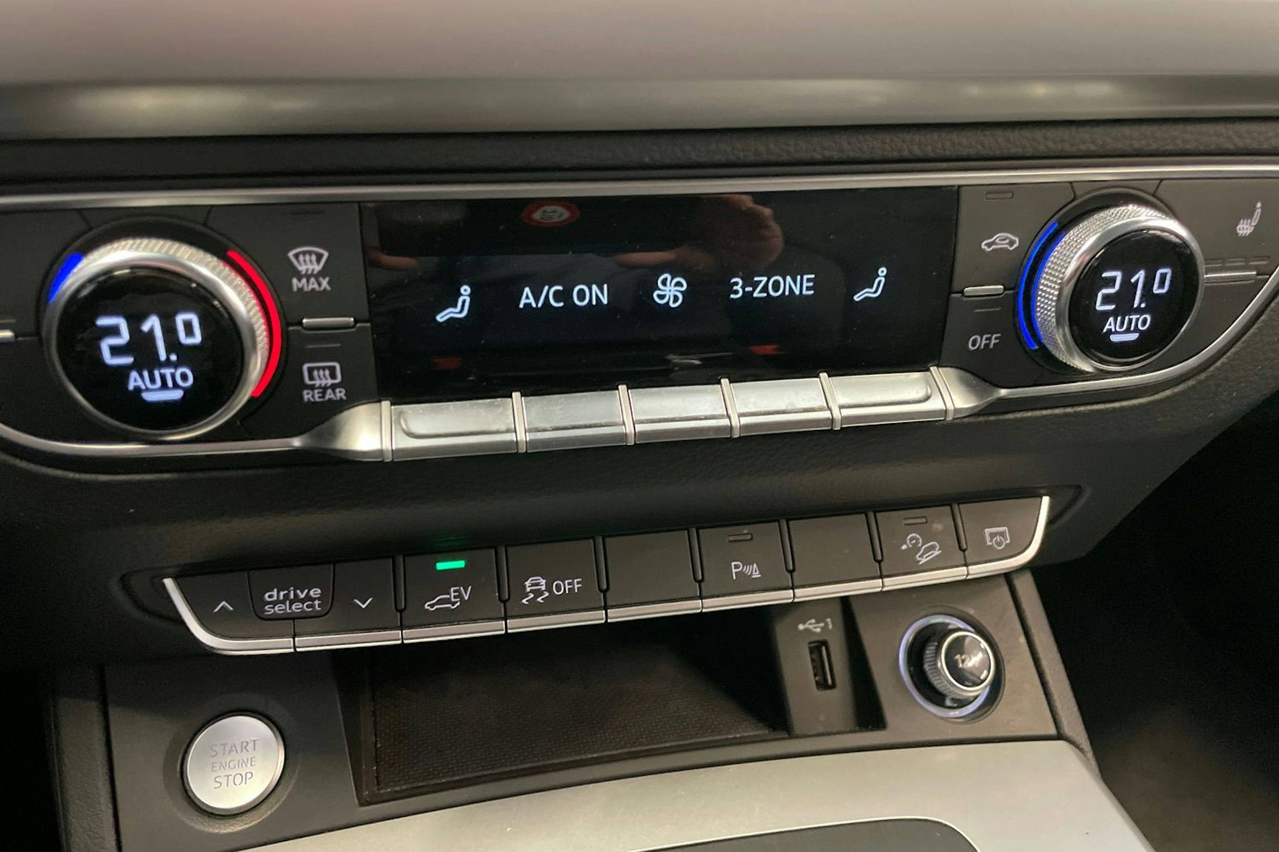 Musta Audi Q5 2020 kuva 19.