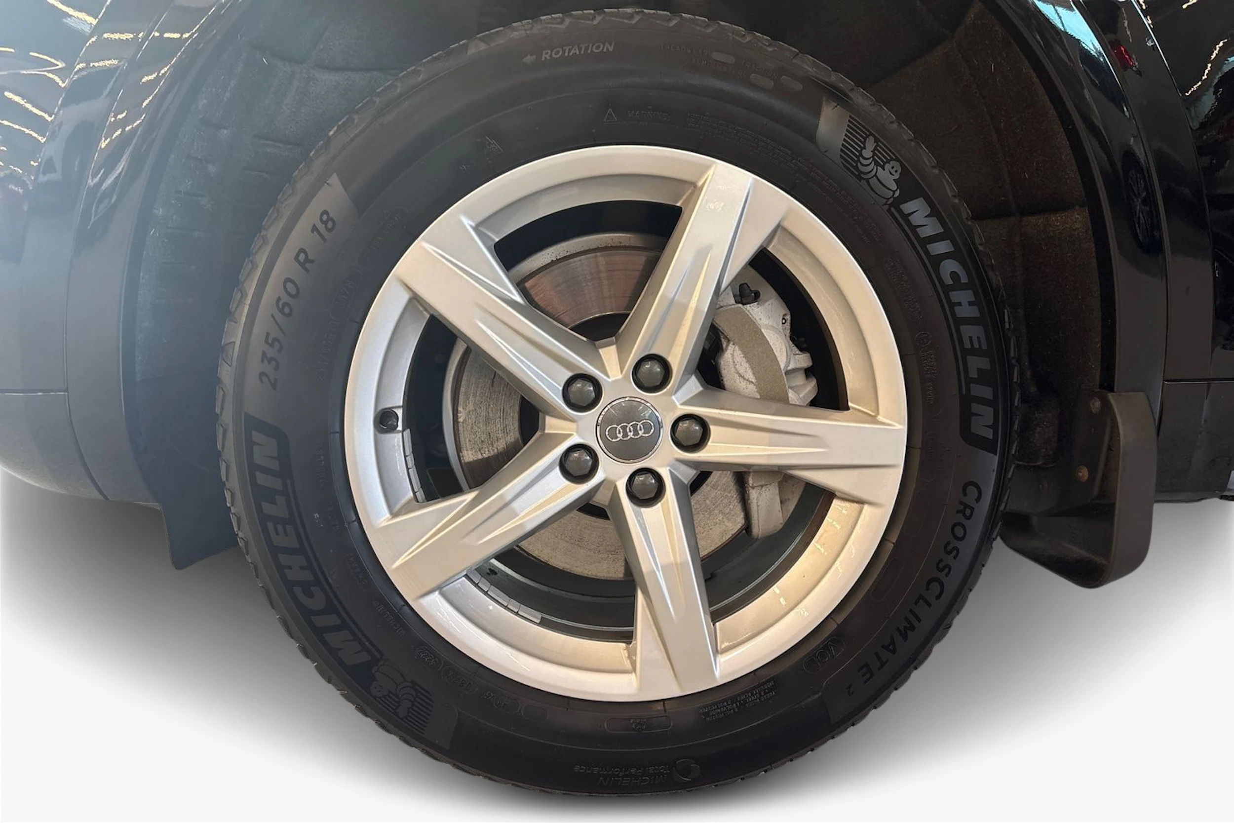 Musta Audi Q5 2020 kuva 9.