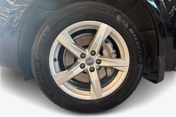 Musta Audi Q5 2020 kuva 9.