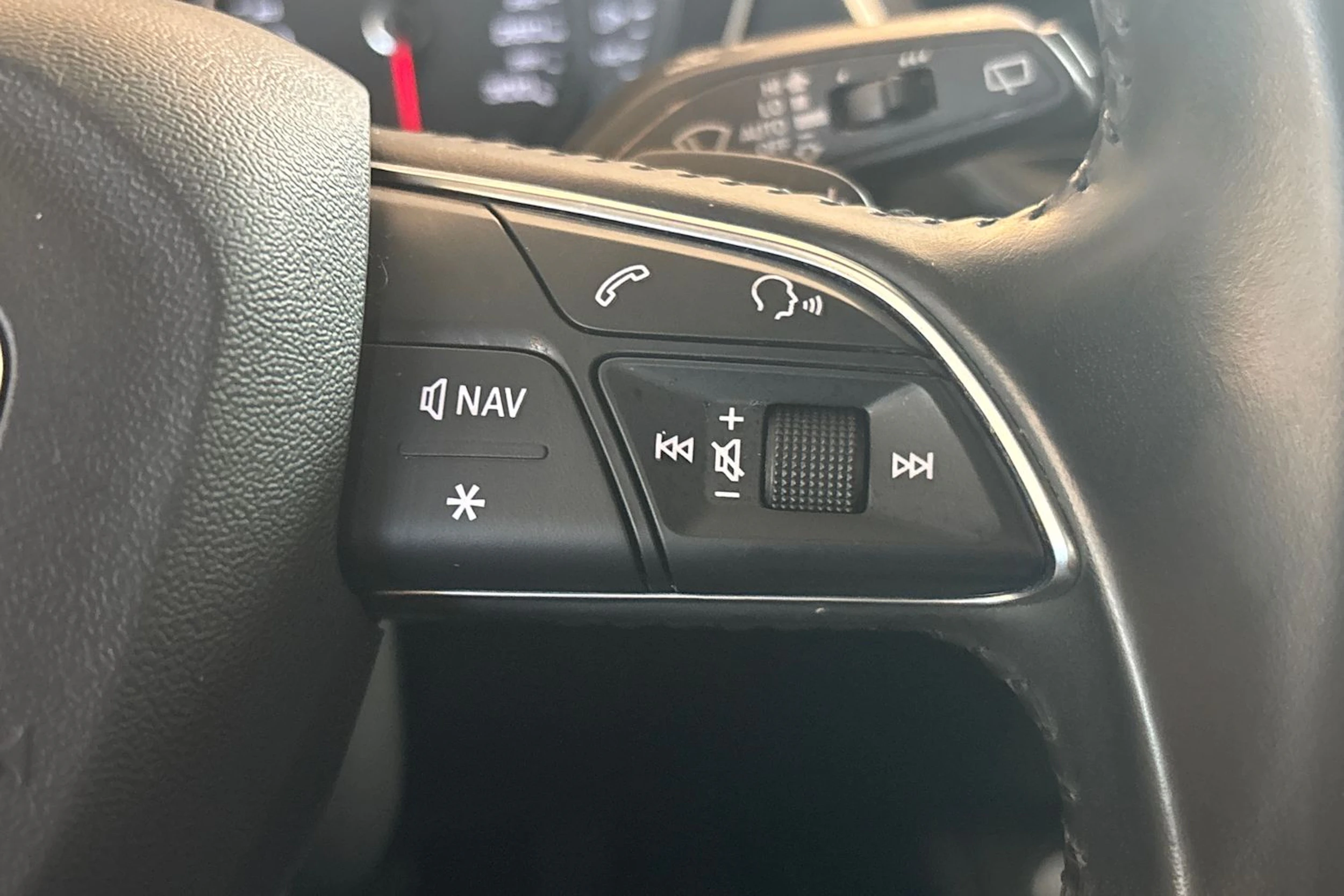 Musta Audi Q5 2020 kuva 12.