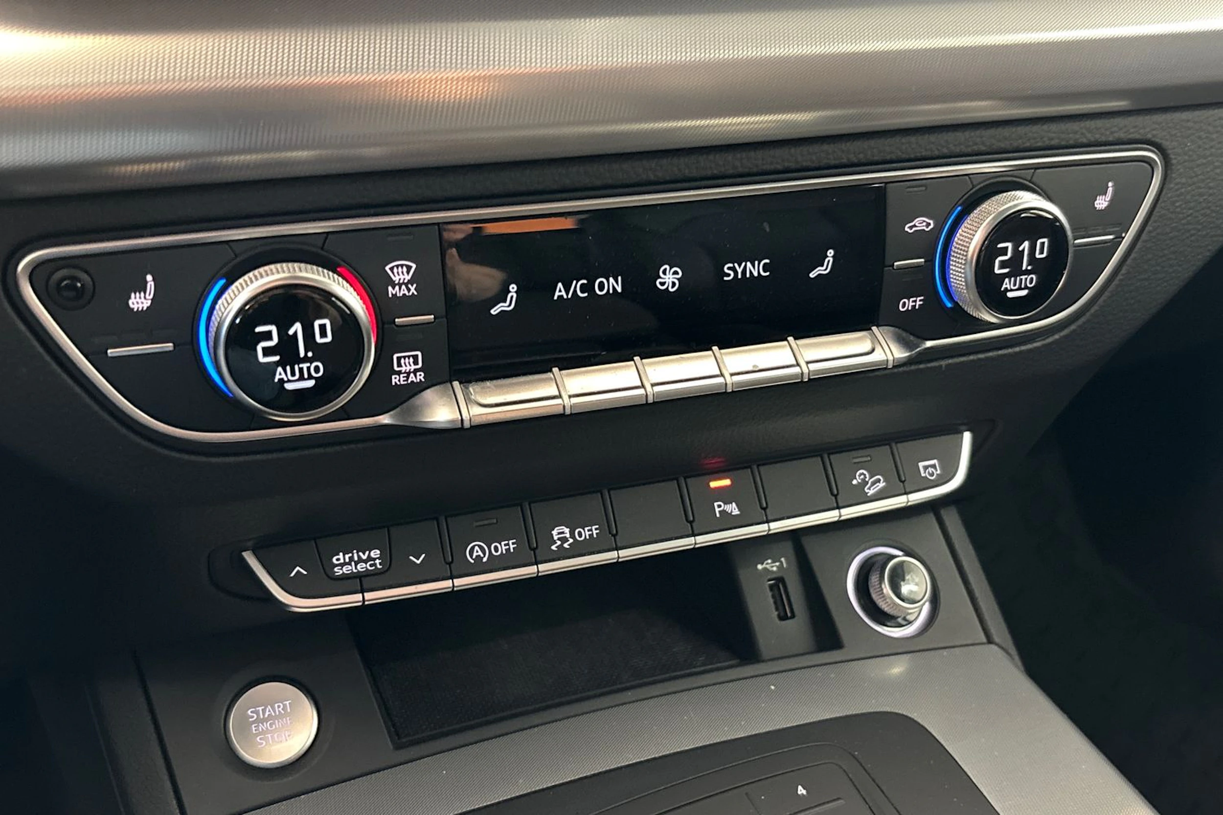 Musta Audi Q5 2020 kuva 17.