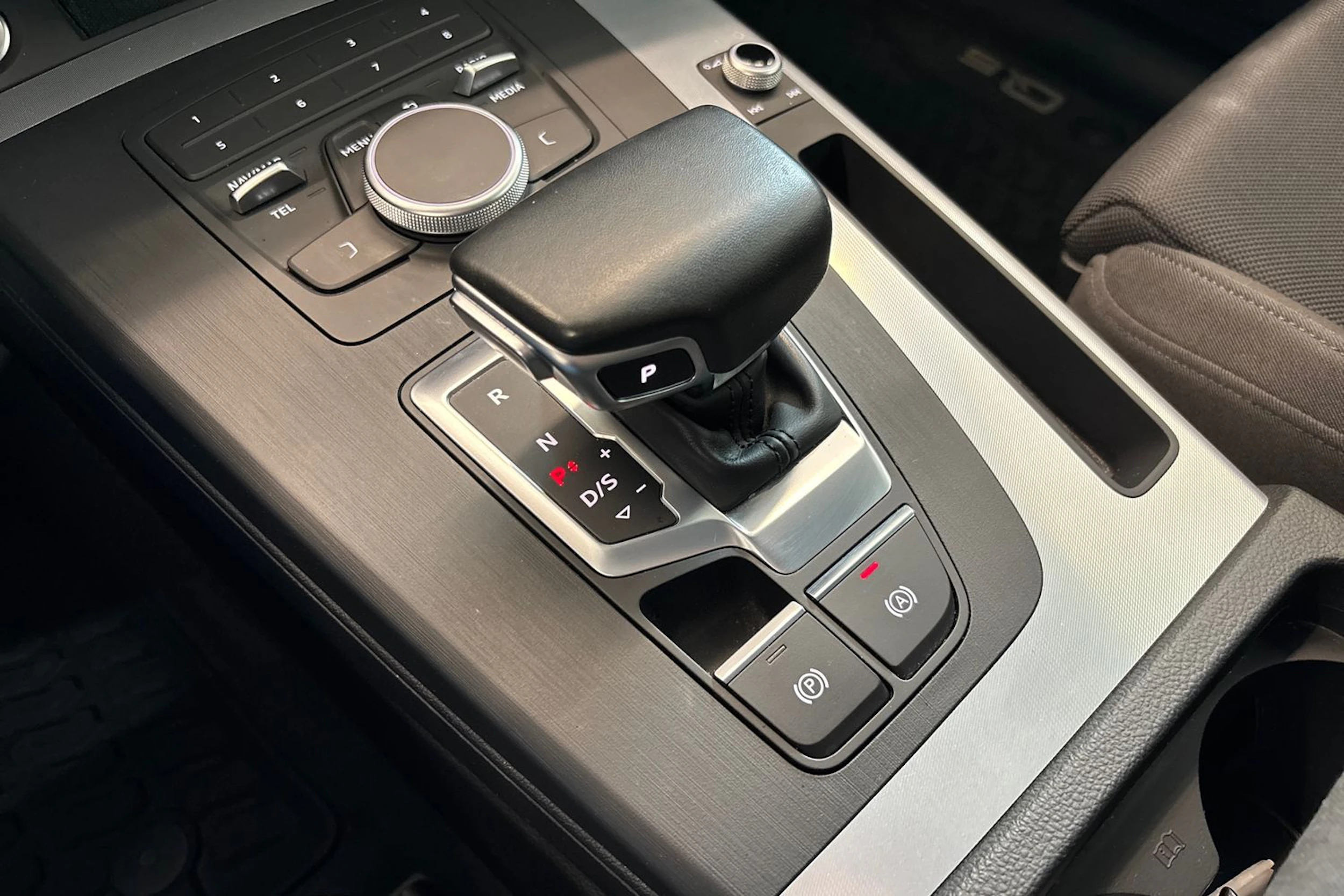 Musta Audi Q5 2020 kuva 18.