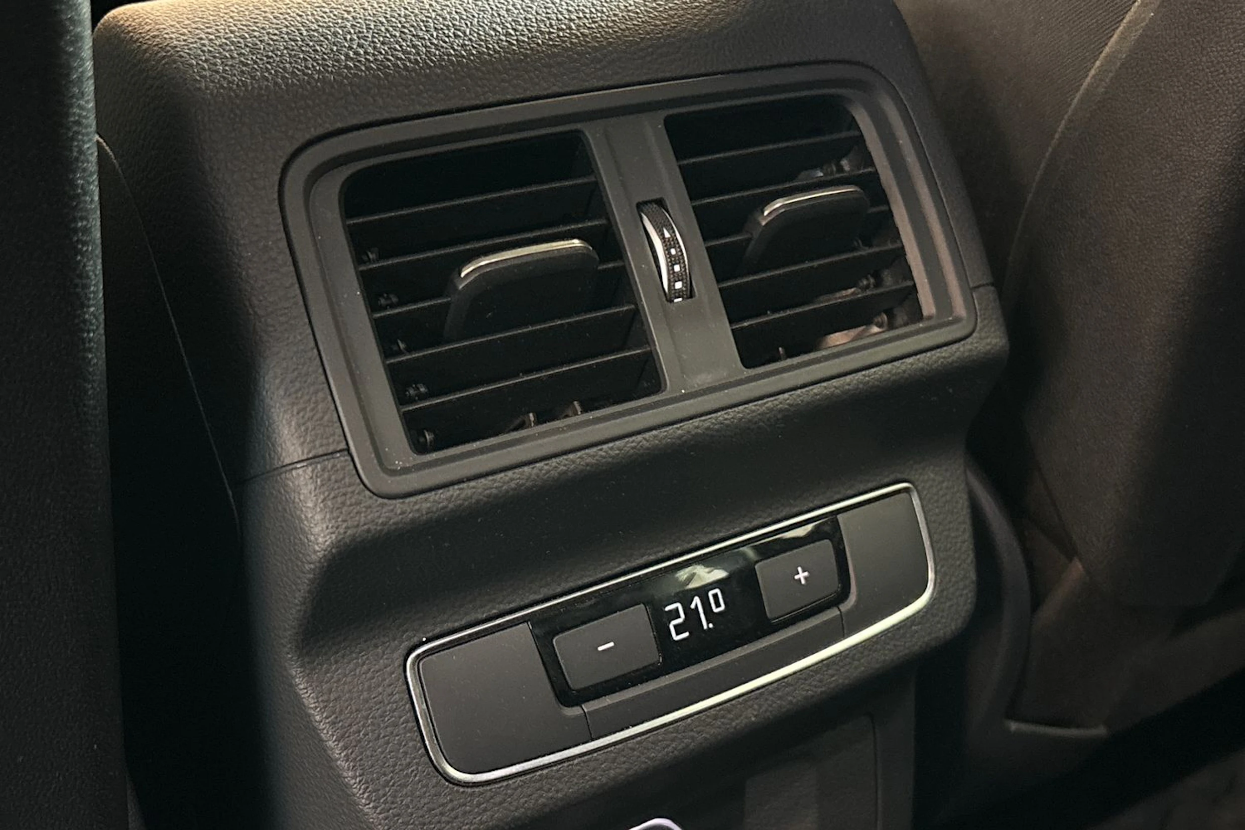 Musta Audi Q5 2020 kuva 19.