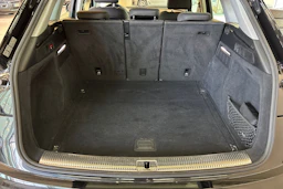 Musta Audi Q5 2020 kuva 21.