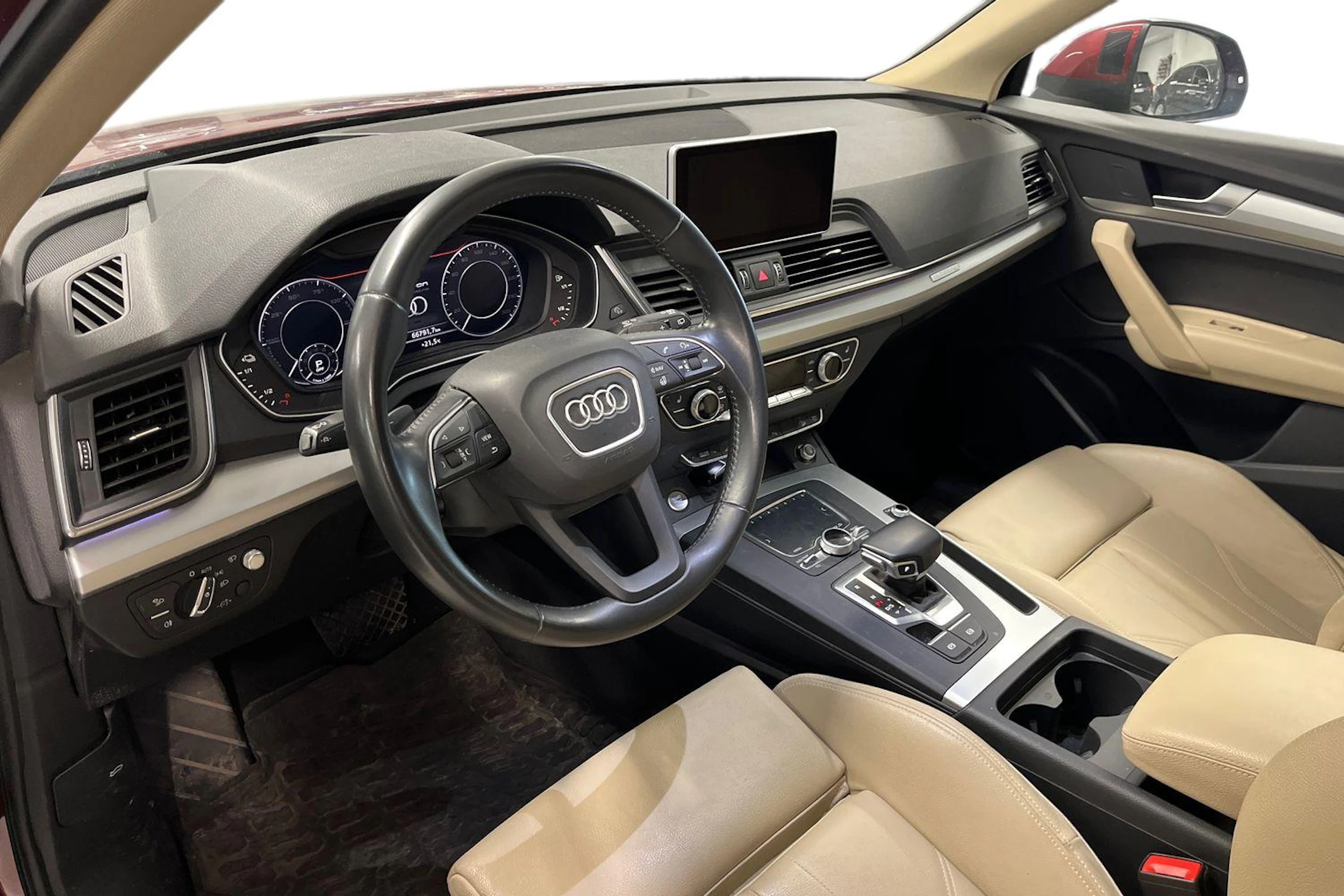 punainen Audi Q5 2020 kuva 3.