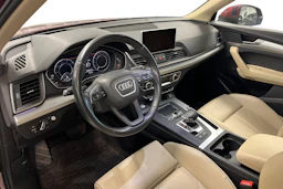 punainen Audi Q5 2020 kuva 3.