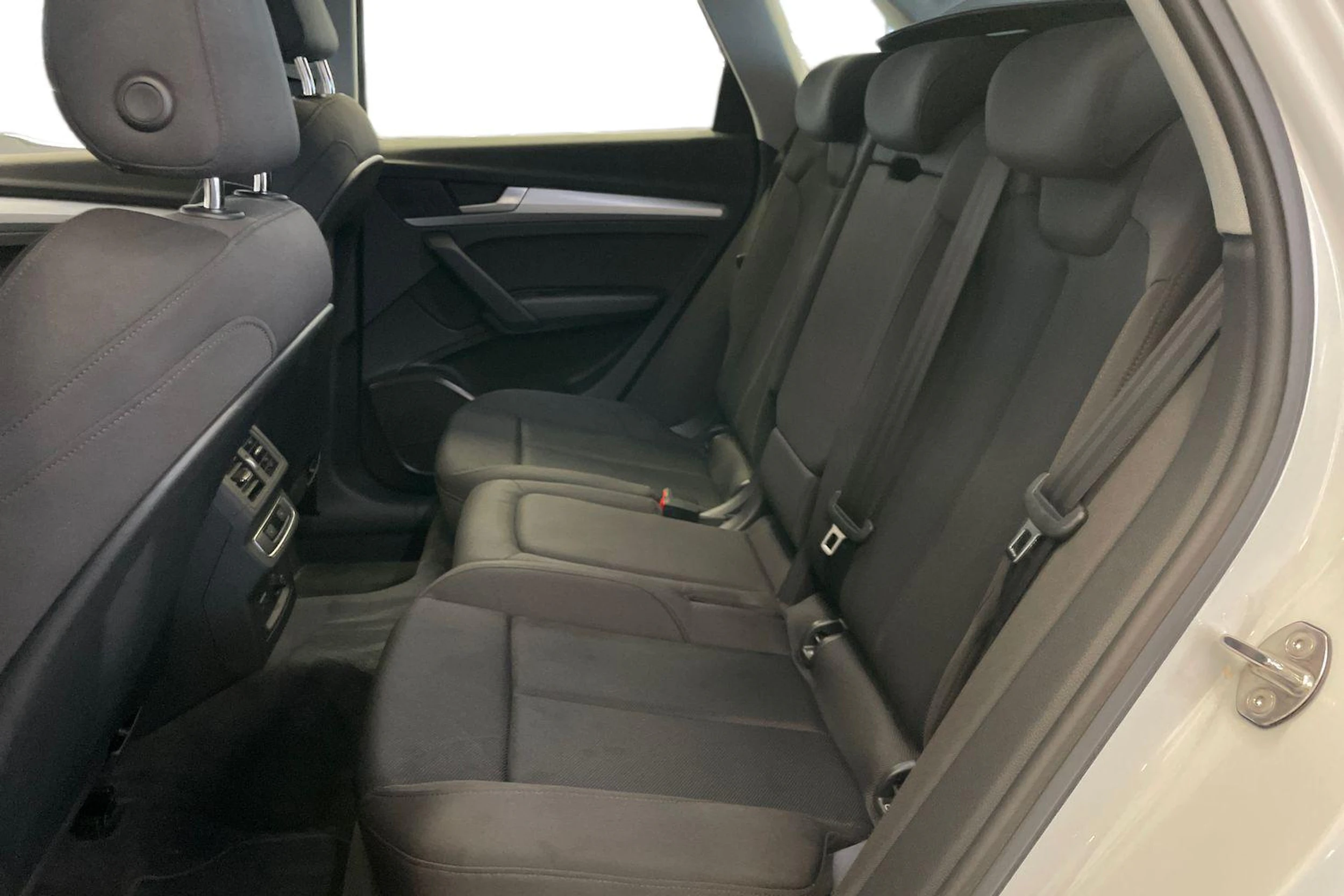 Valkoinen Audi Q5 2020 kuva 11.