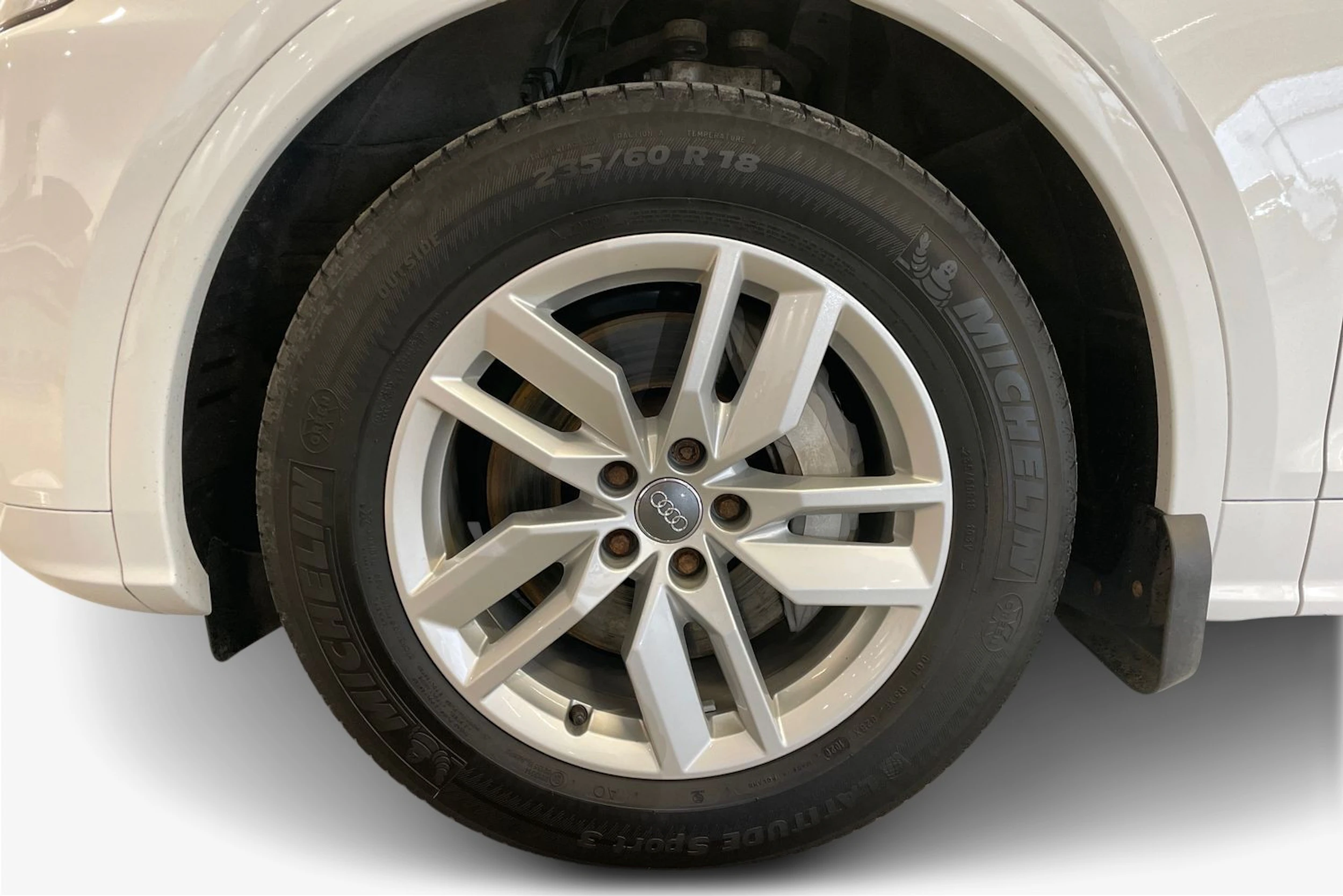 Valkoinen Audi Q5 2020 kuva 12.