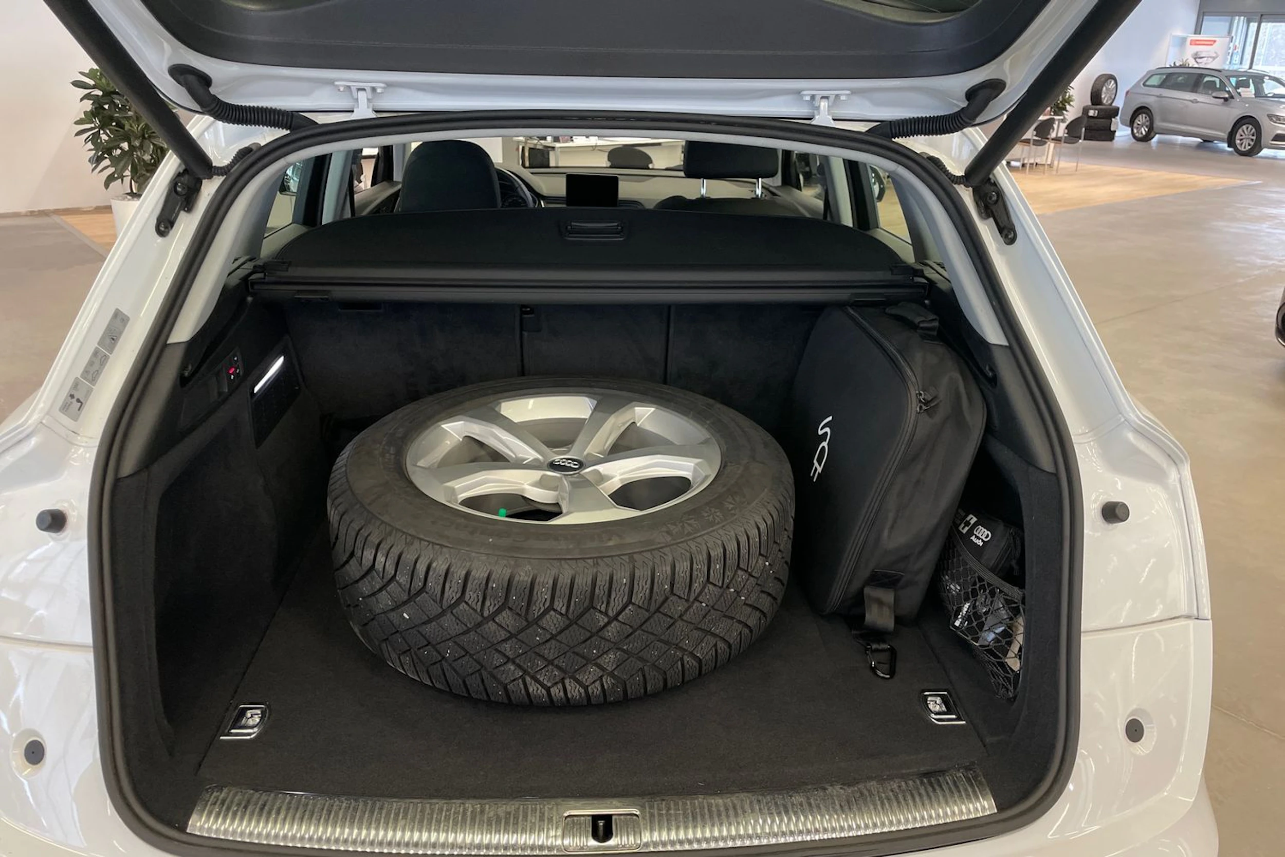 Valkoinen Audi Q5 2020 kuva 20.
