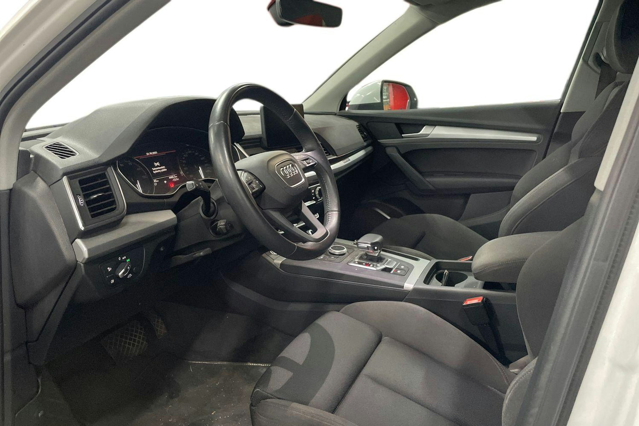 valkoinen Audi Q5 2020 kuva 3.