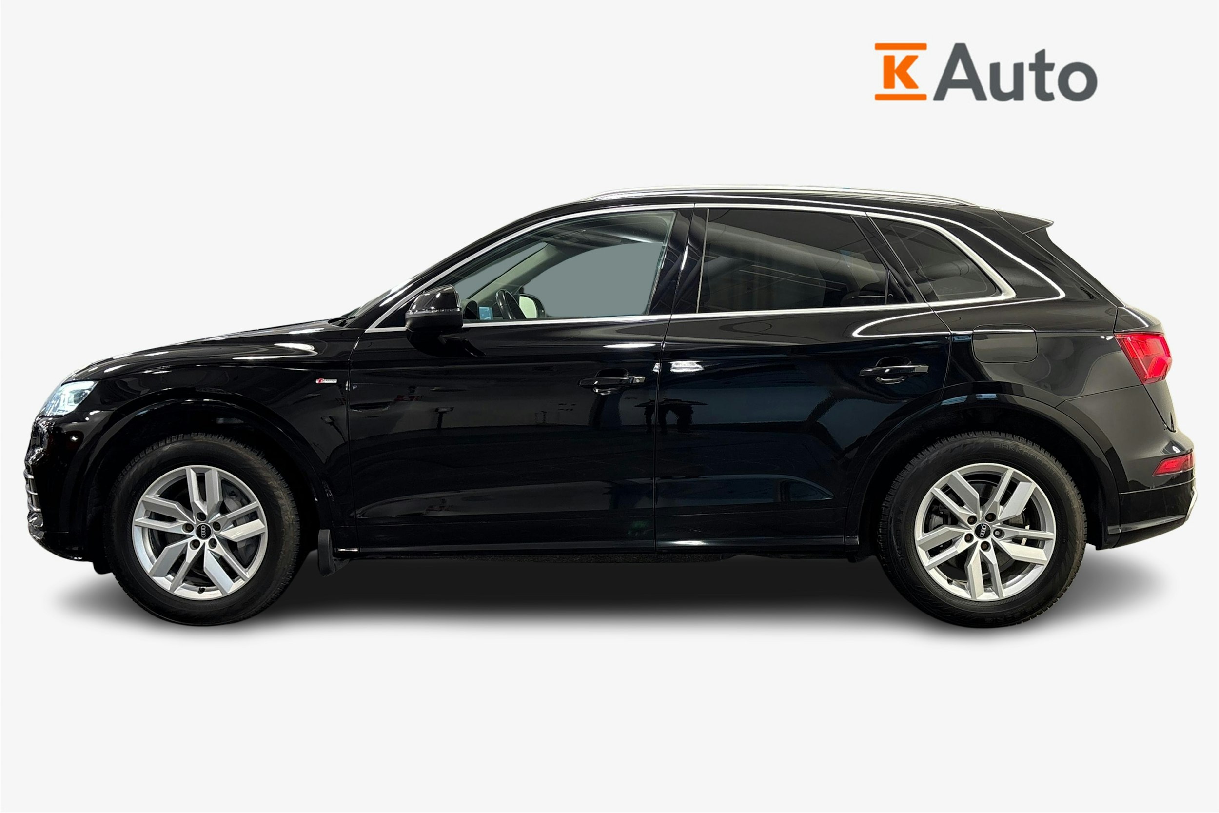 musta Audi Q5 2020 kuva 6.