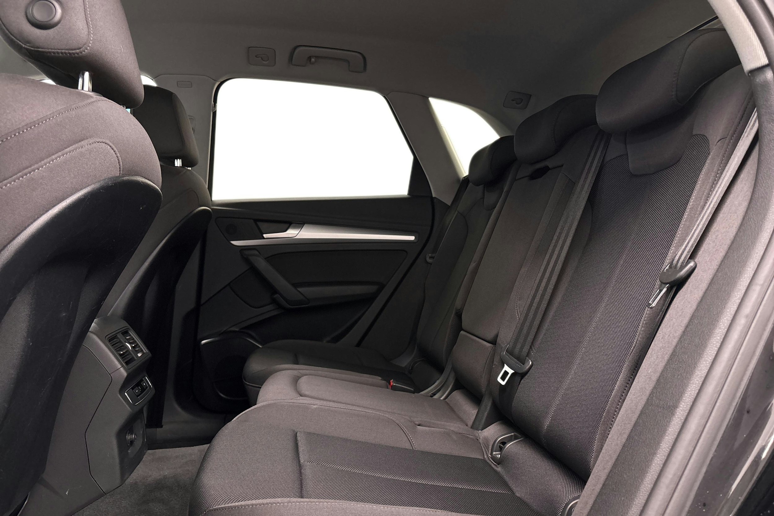 musta Audi Q5 2020 kuva 10.