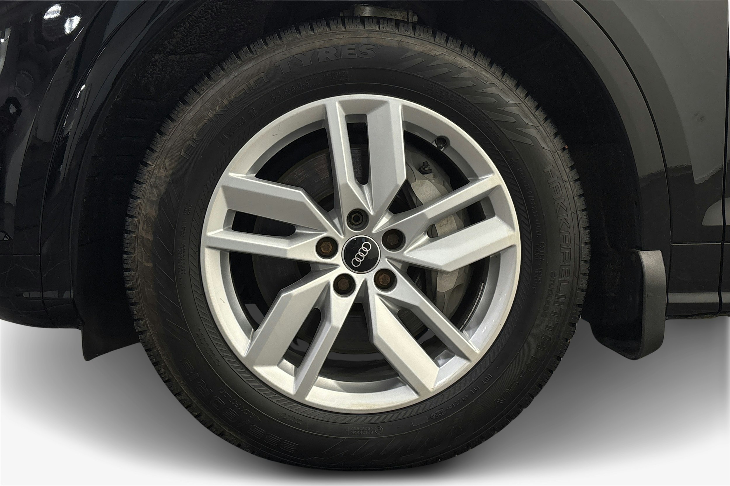 musta Audi Q5 2020 kuva 11.