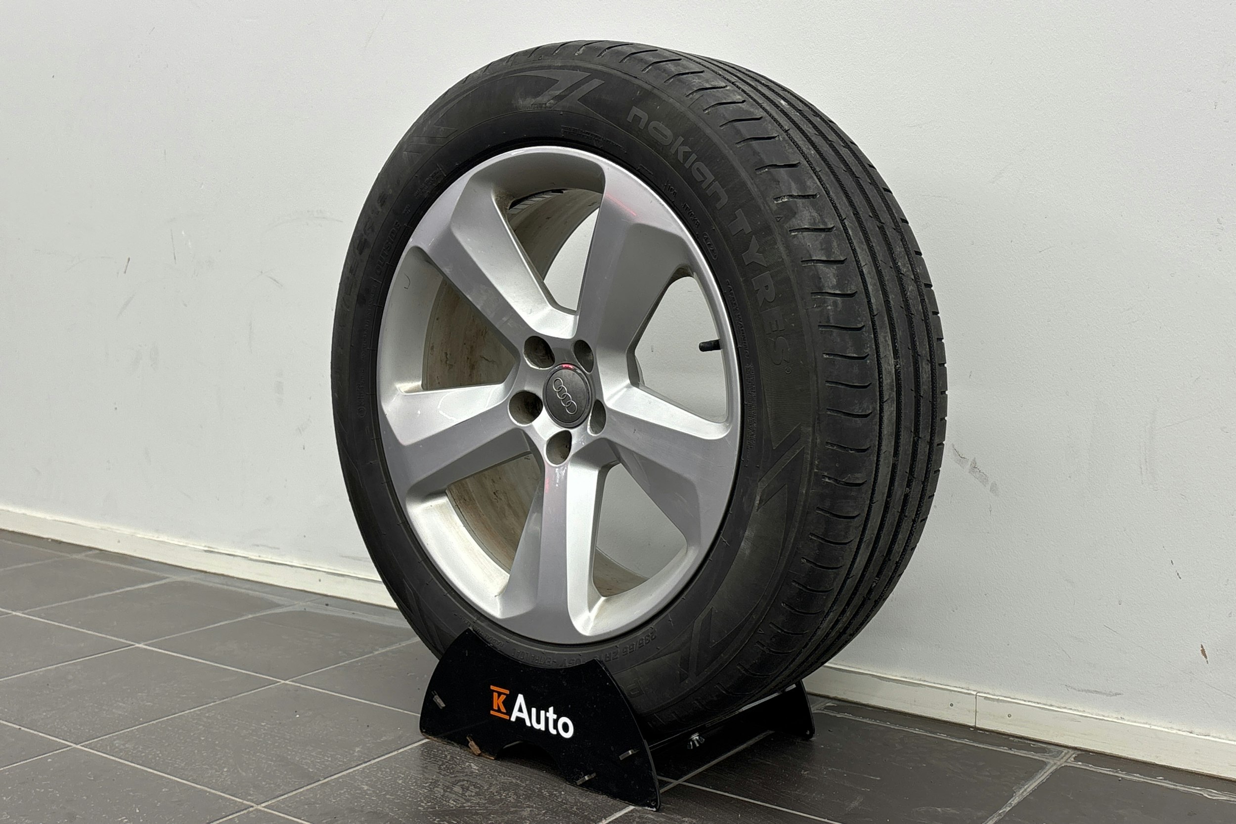 musta Audi Q5 2020 kuva 13.