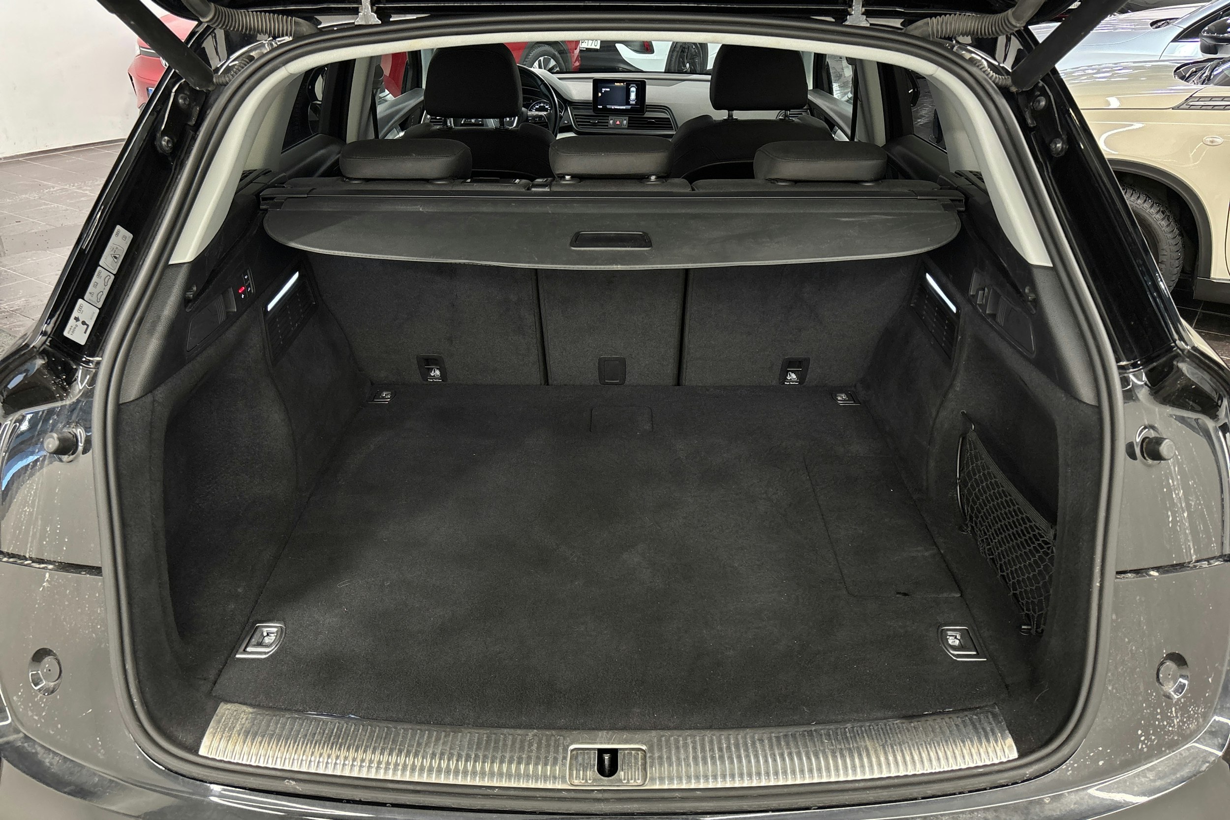 musta Audi Q5 2020 kuva 14.