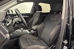 musta Audi Q5 2020 kuva 18.