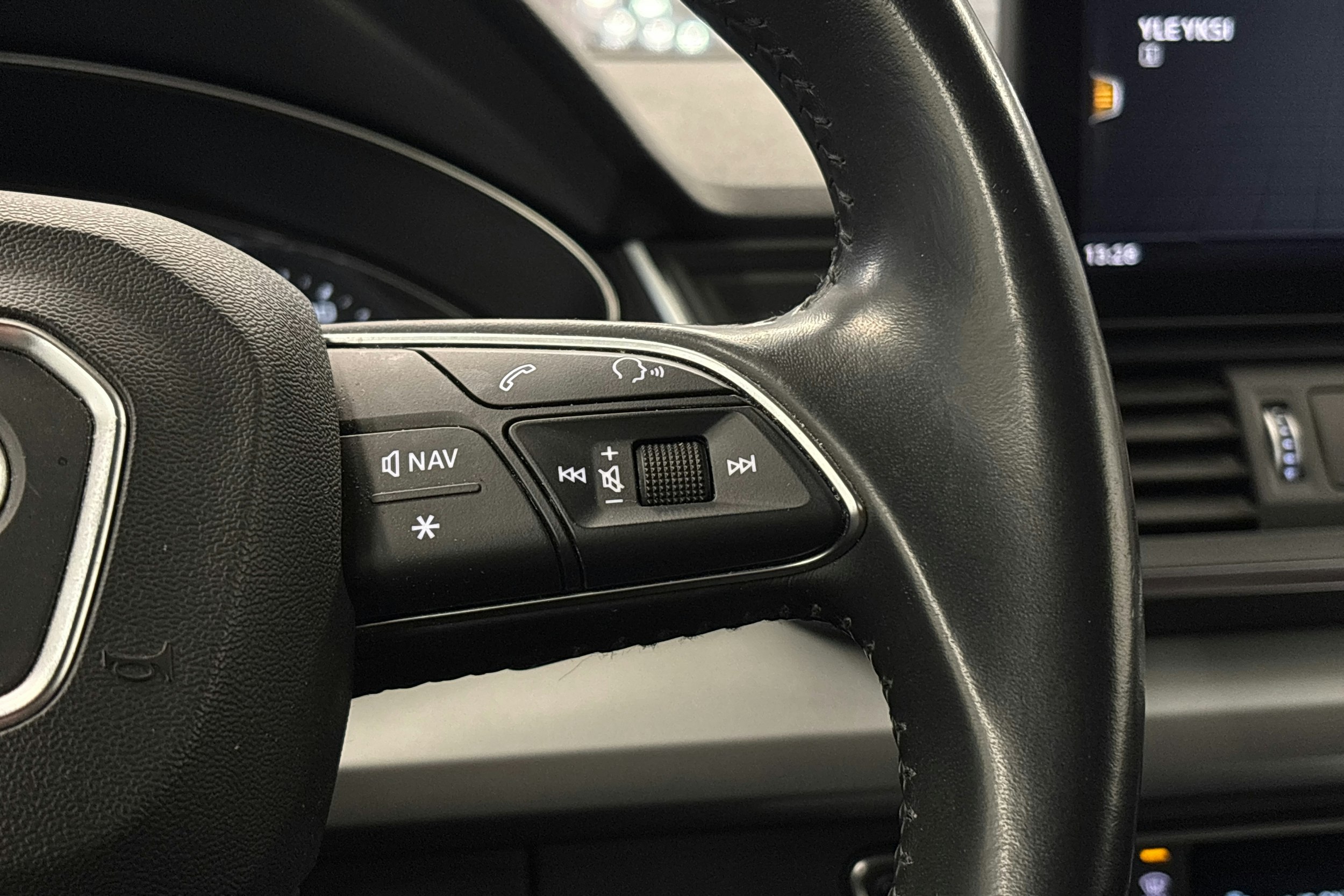 musta Audi Q5 2020 kuva 21.