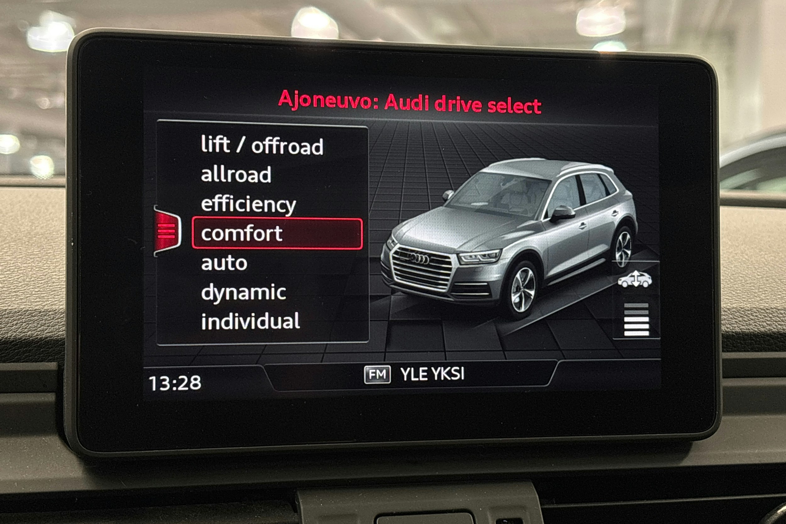 musta Audi Q5 2020 kuva 24.