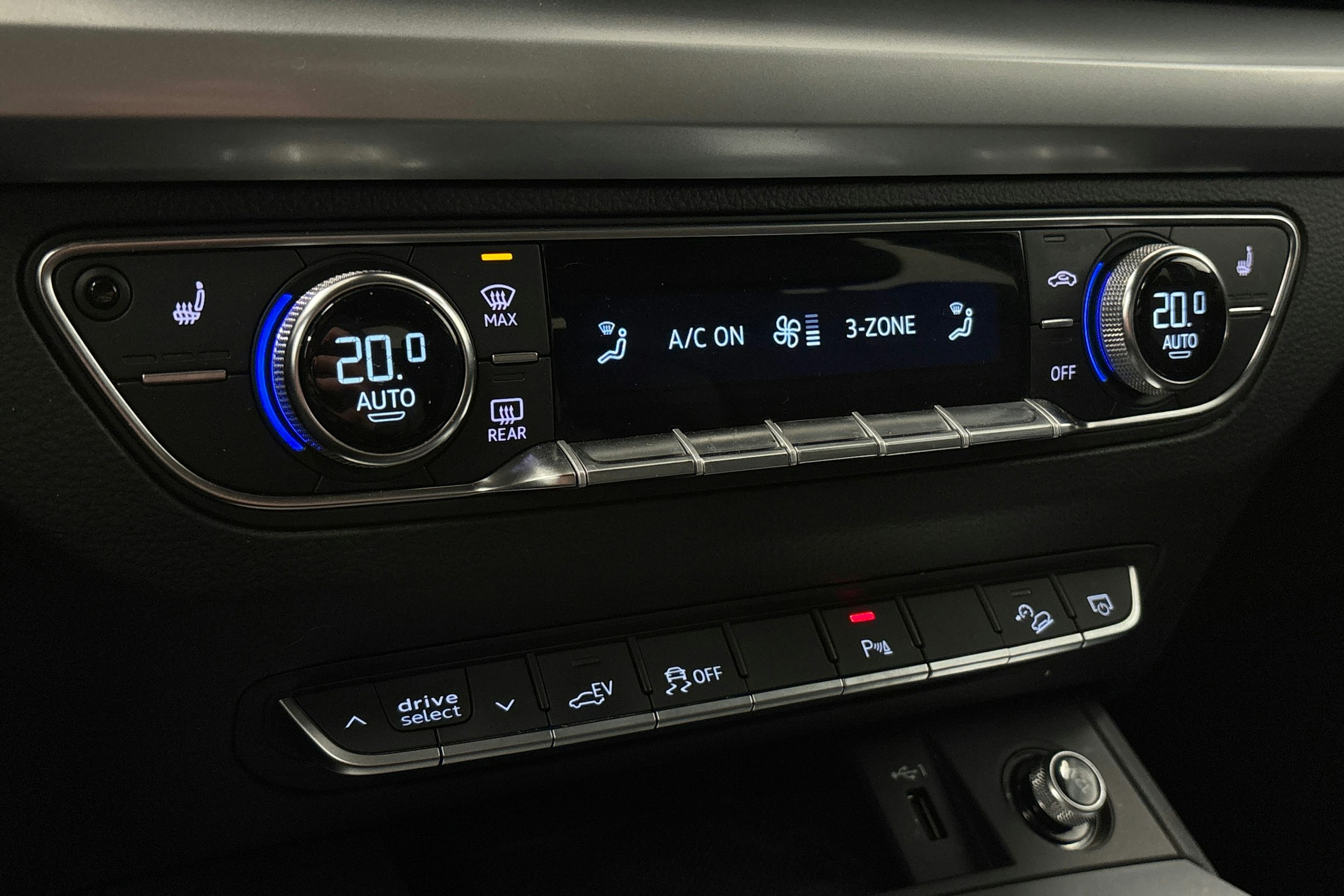 musta Audi Q5 2020 kuva 28.