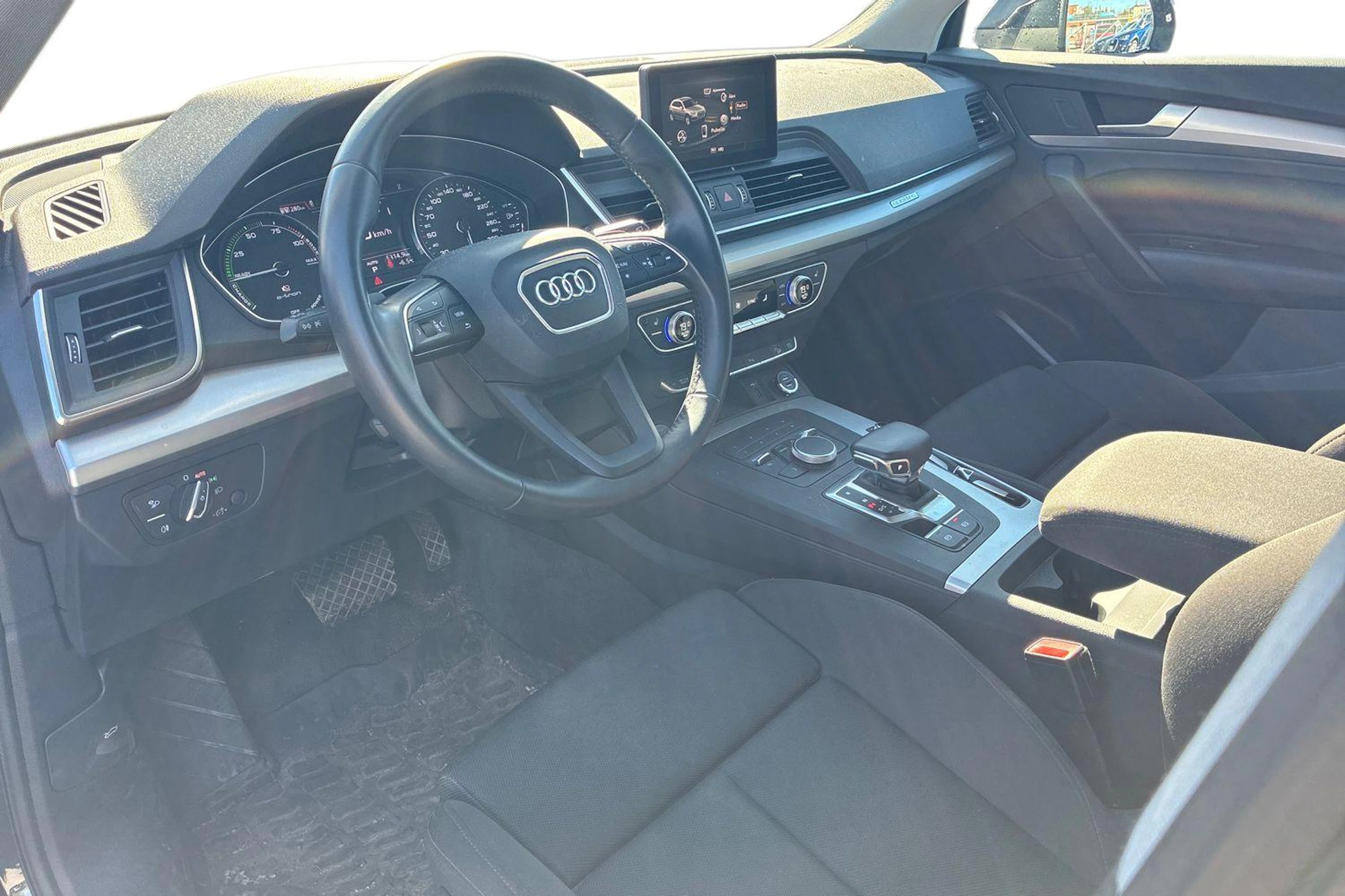 musta Audi Q5 2020 kuva 3.