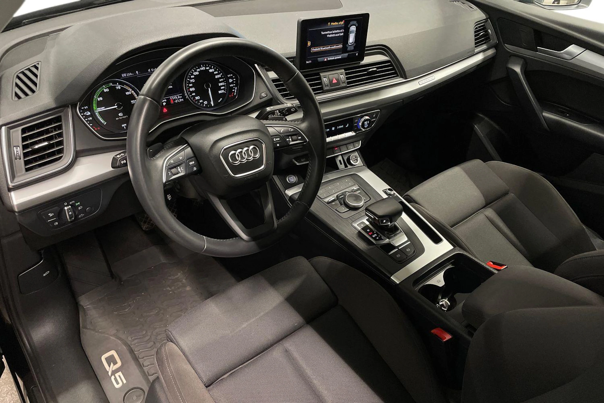 musta Audi Q5 2020 kuva 8.