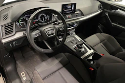 musta Audi Q5 2020 kuva 8.