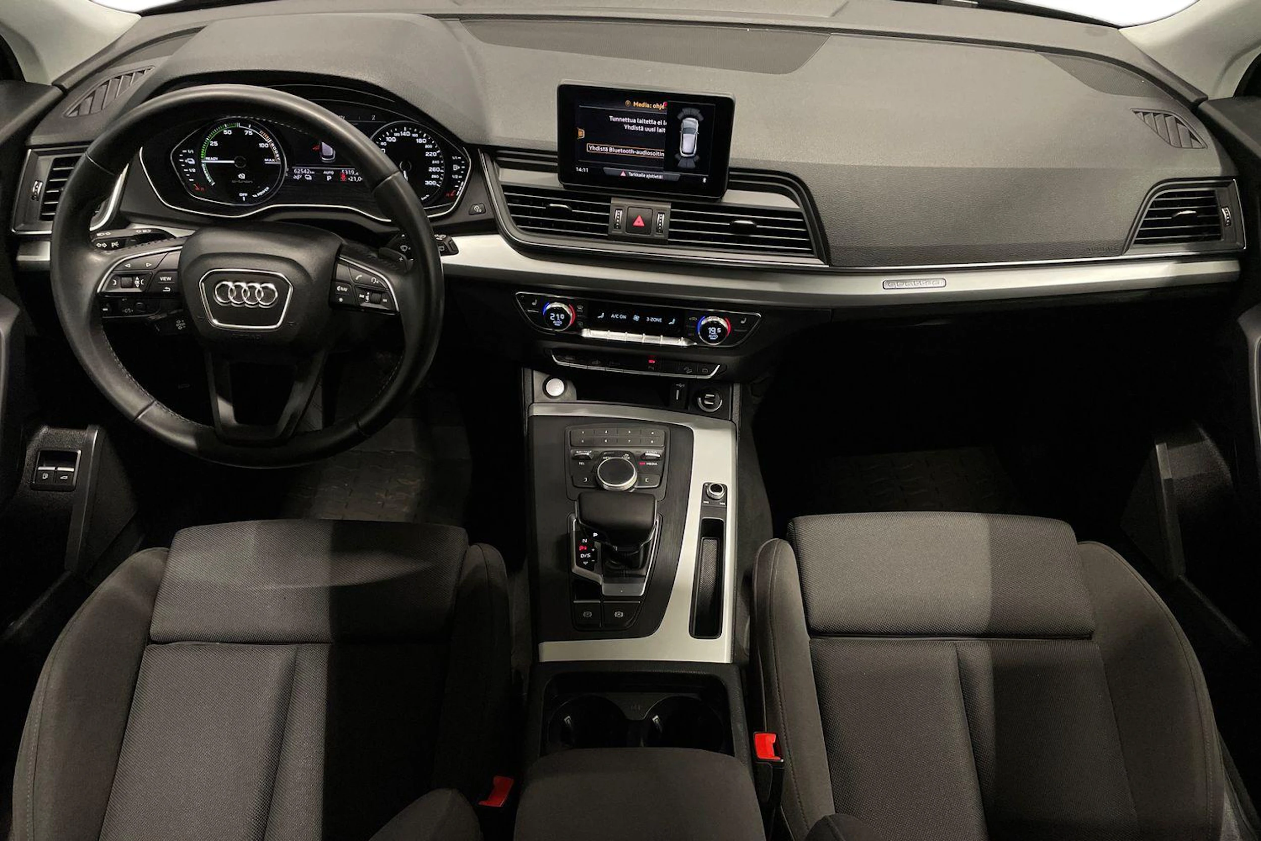 musta Audi Q5 2020 kuva 9.