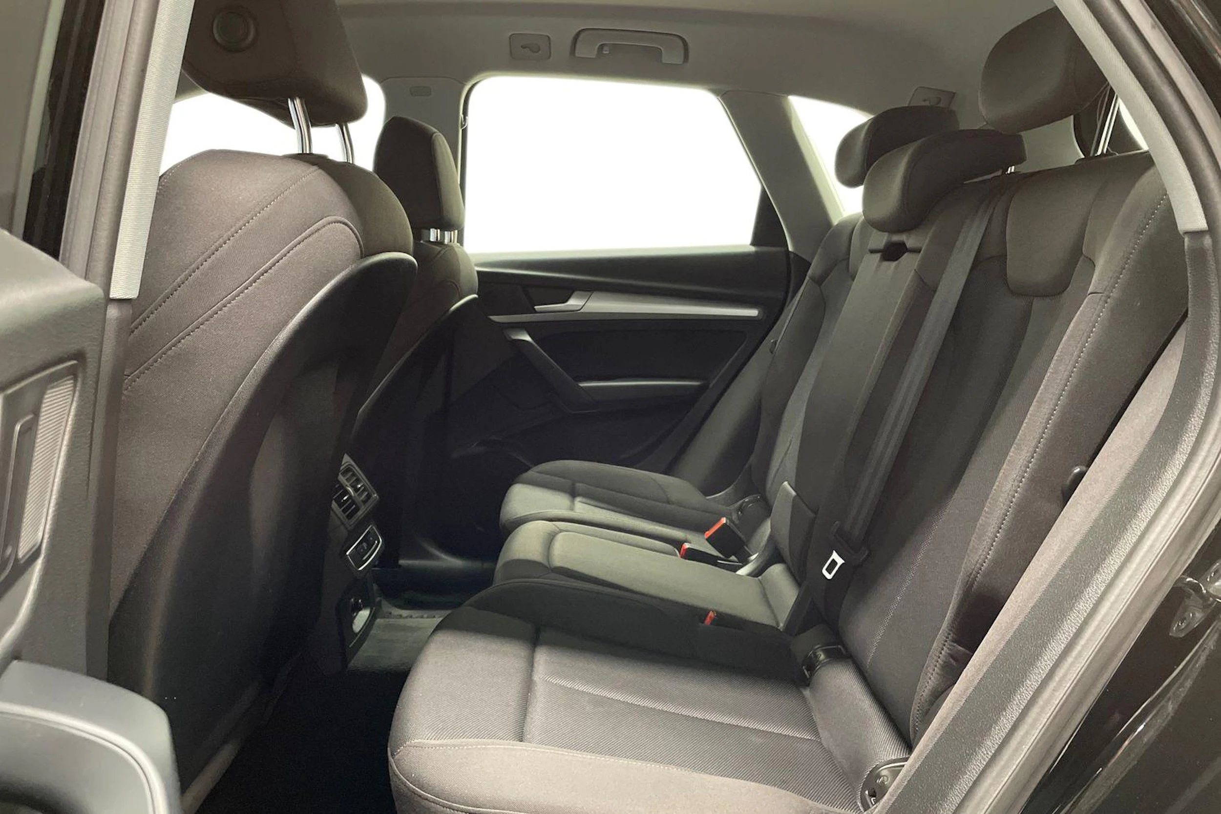 musta Audi Q5 2020 kuva 11.