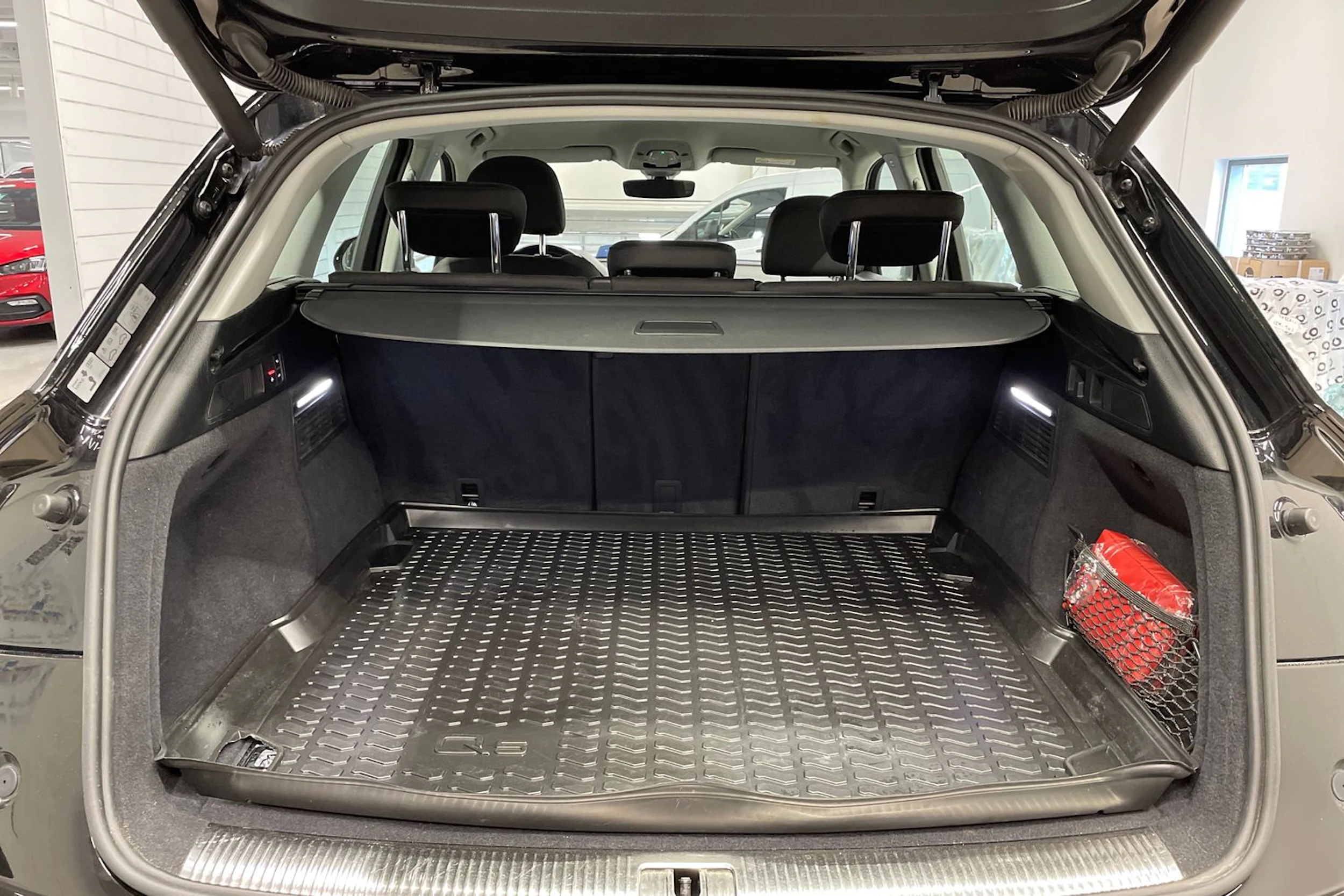 musta Audi Q5 2020 kuva 15.