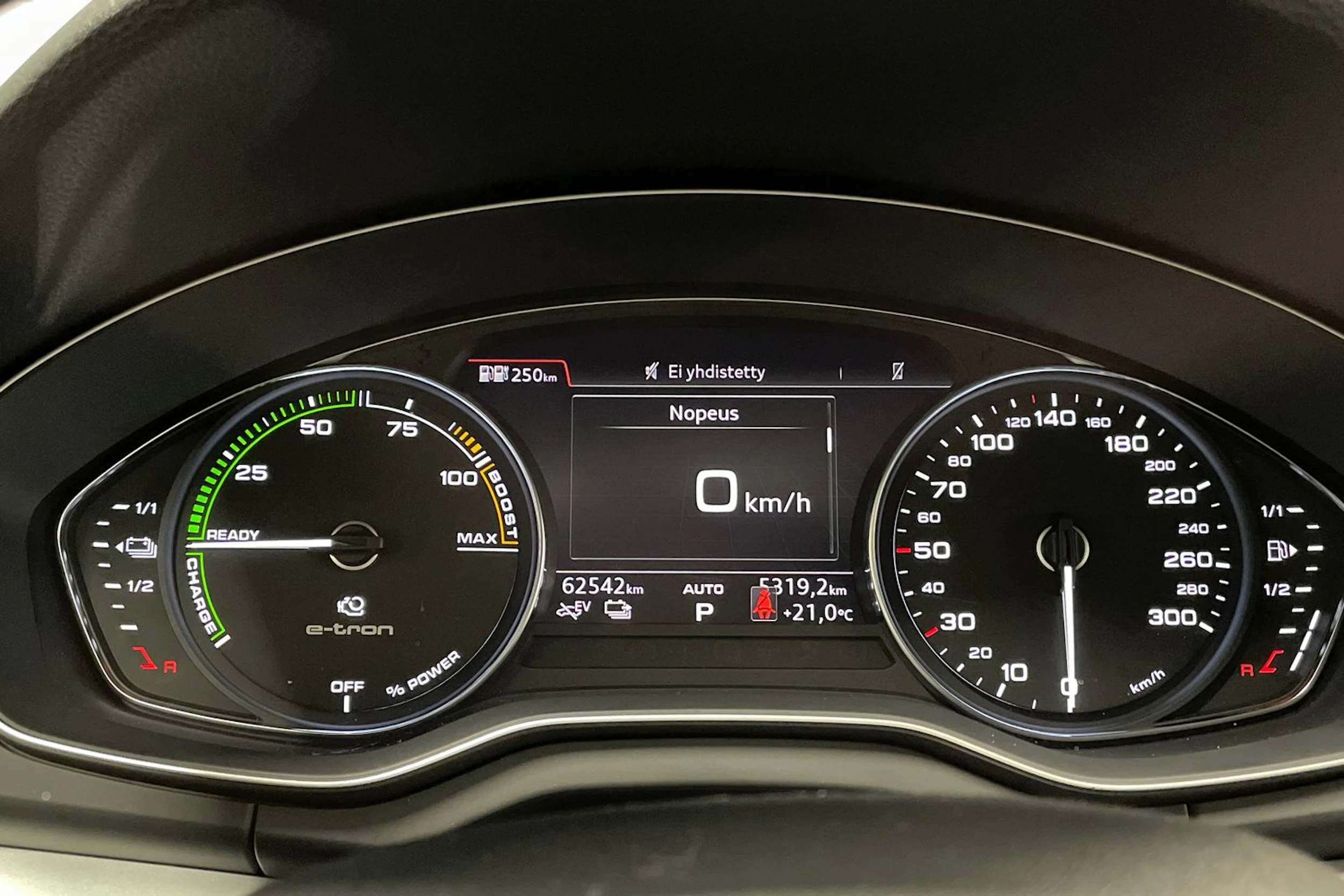 musta Audi Q5 2020 kuva 17.