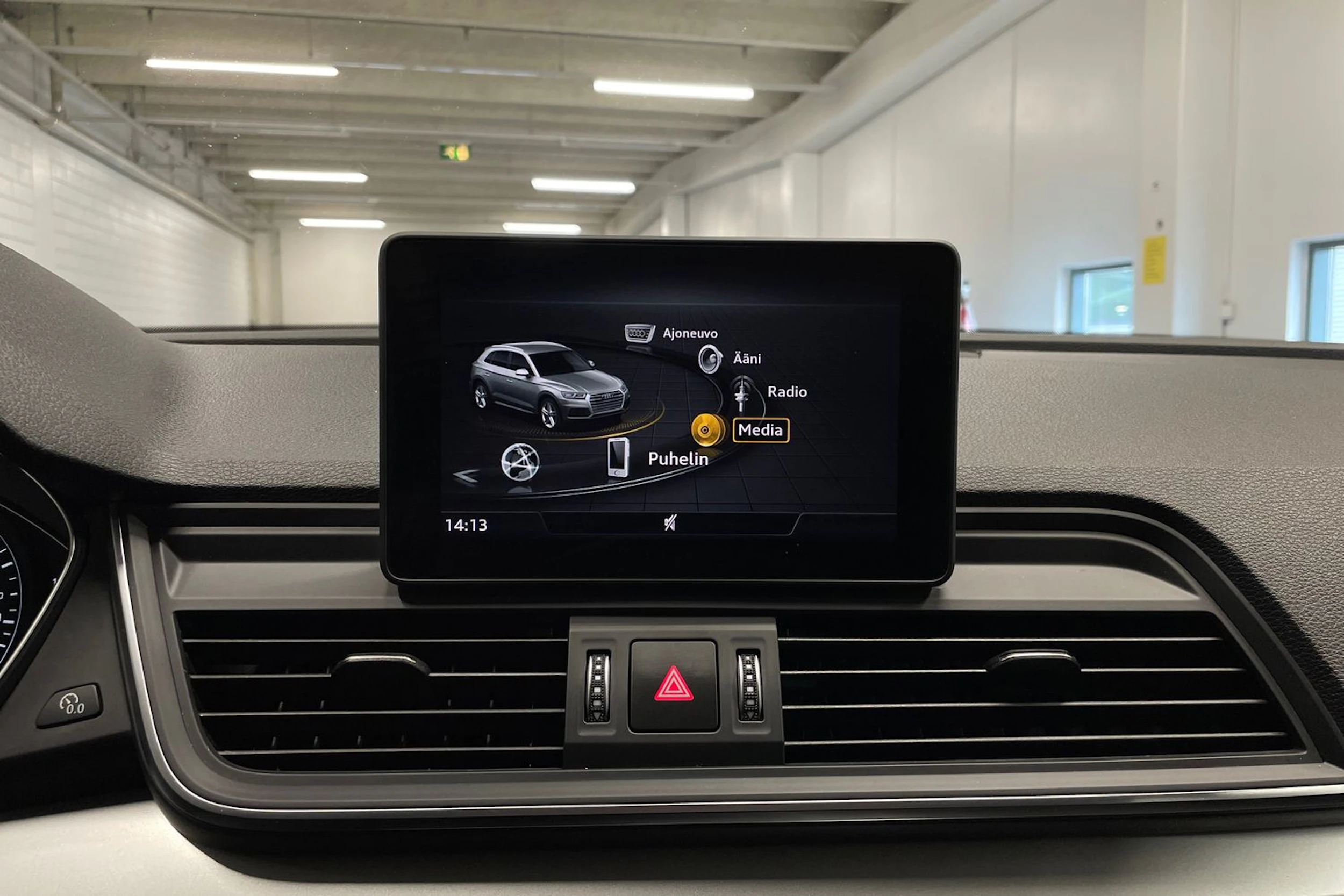 musta Audi Q5 2020 kuva 18.