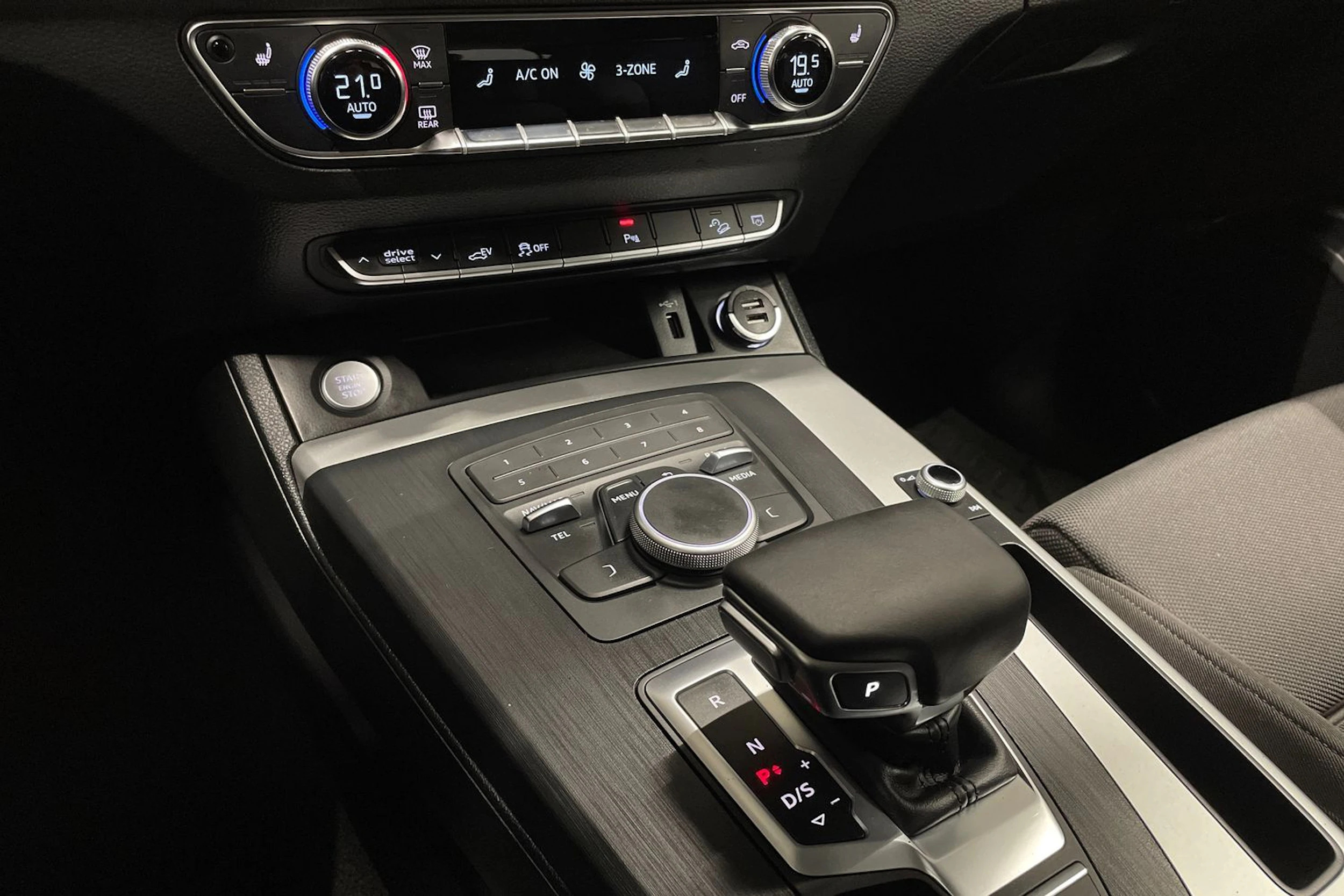 musta Audi Q5 2020 kuva 20.