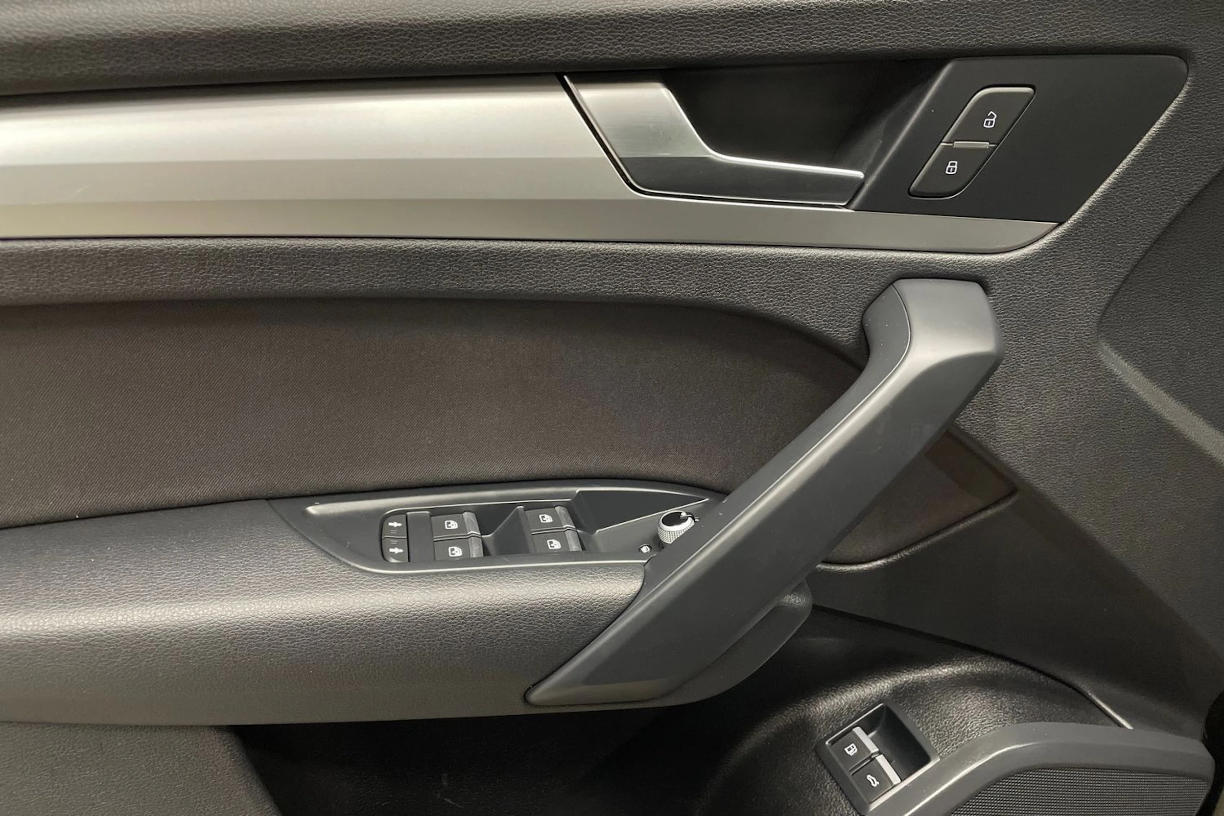 musta Audi Q5 2020 kuva 24.