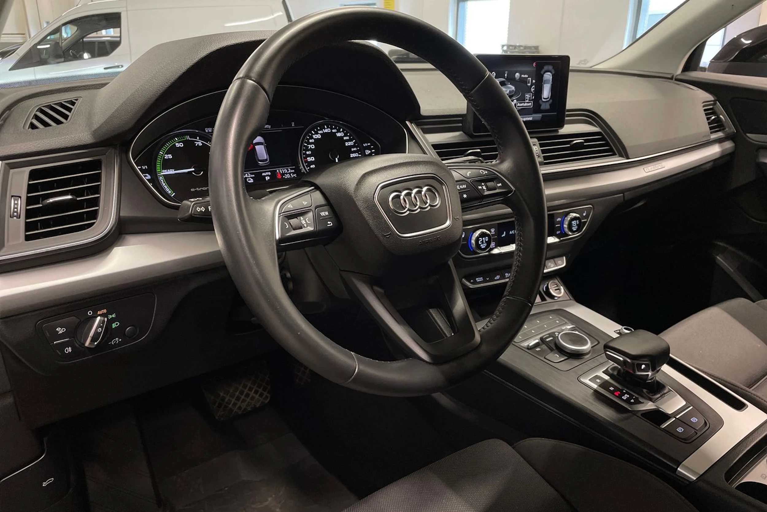 musta Audi Q5 2020 kuva 25.