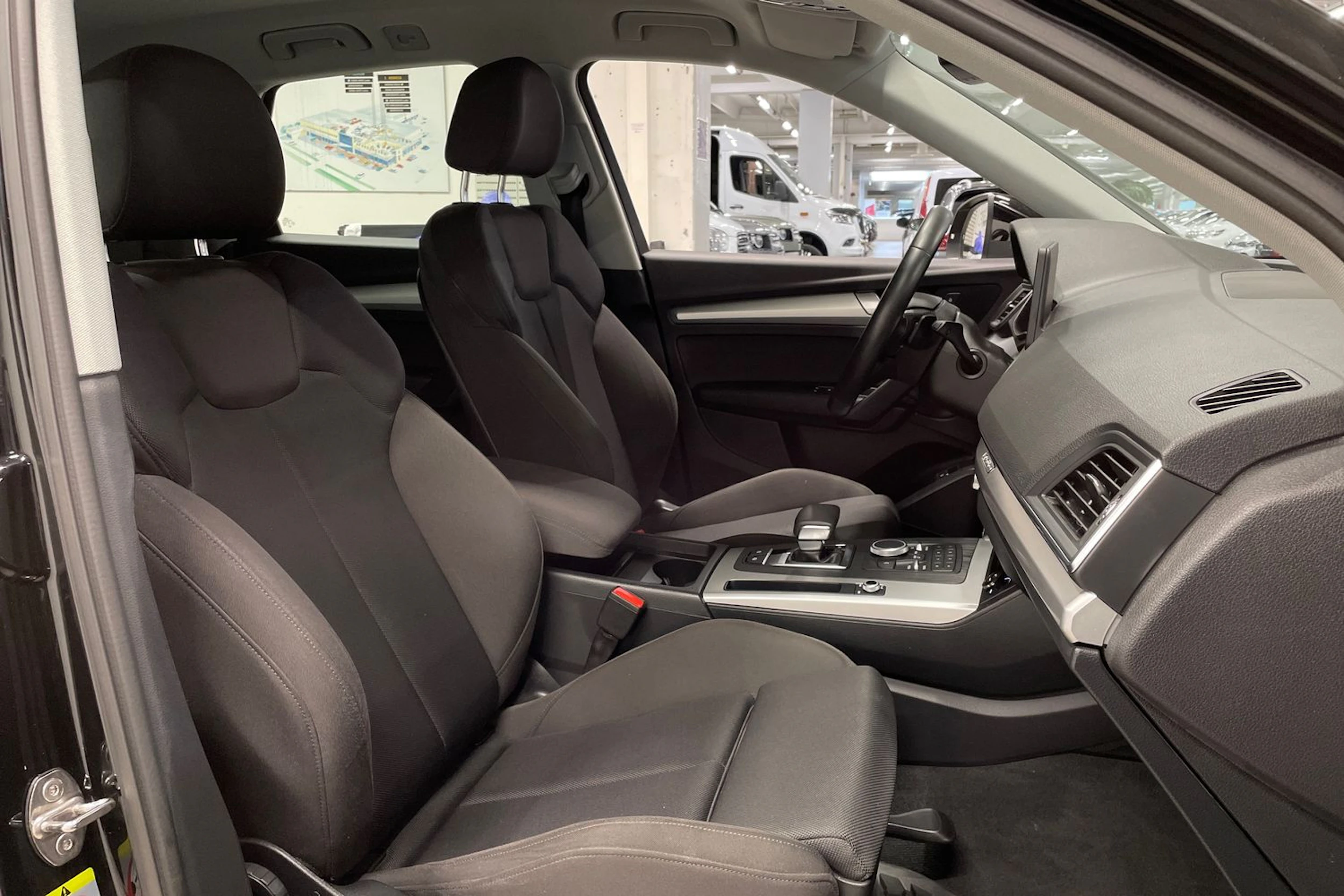 musta Audi Q5 2020 kuva 26.