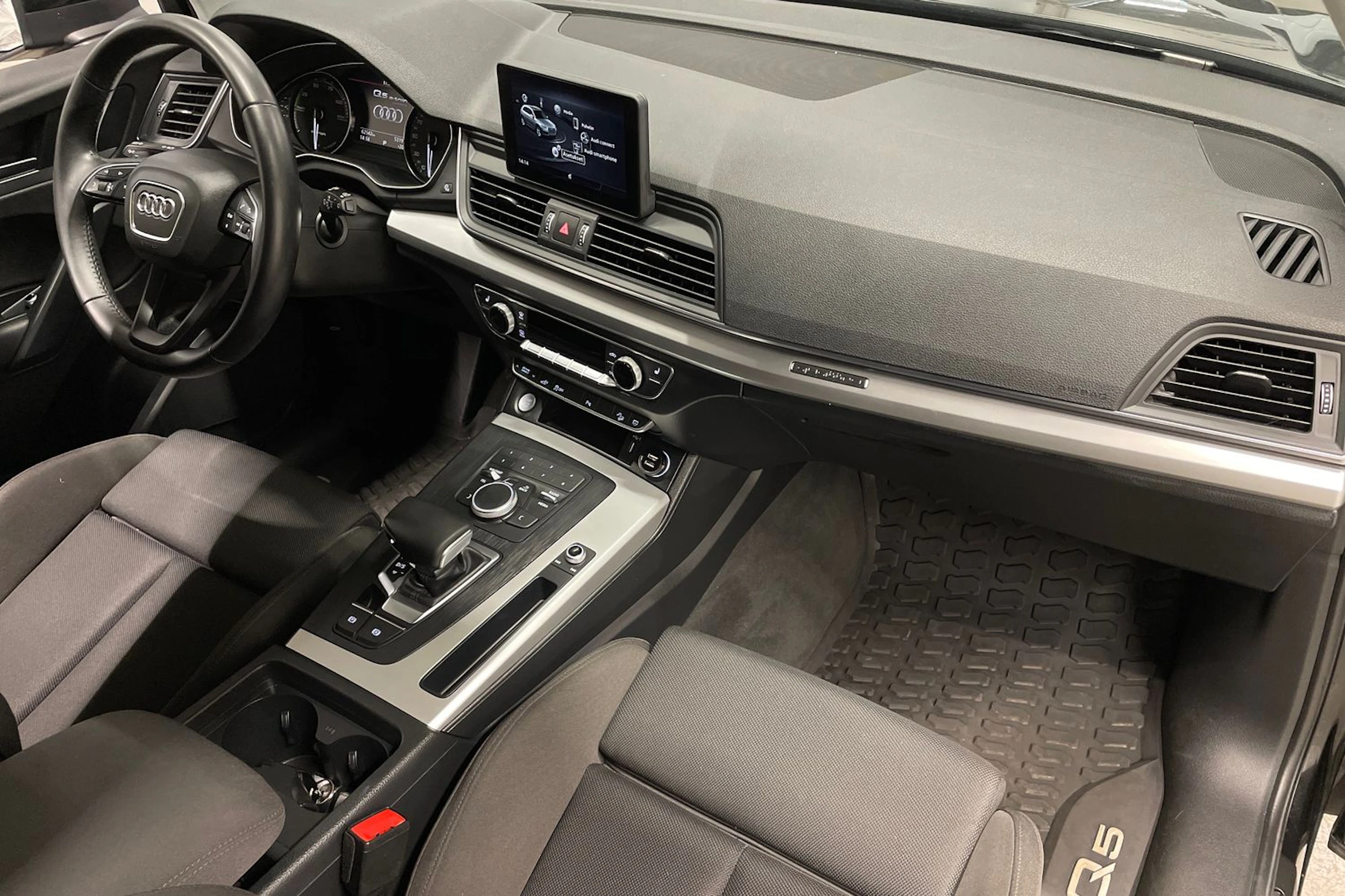 musta Audi Q5 2020 kuva 27.
