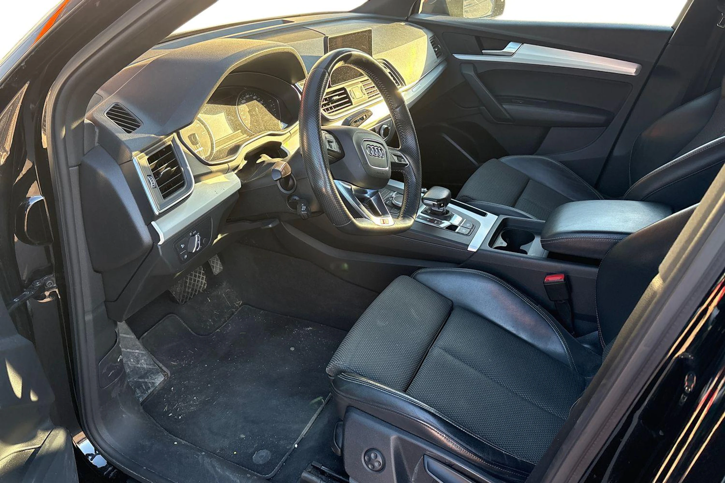 musta Audi Q5 2020 kuva 3.