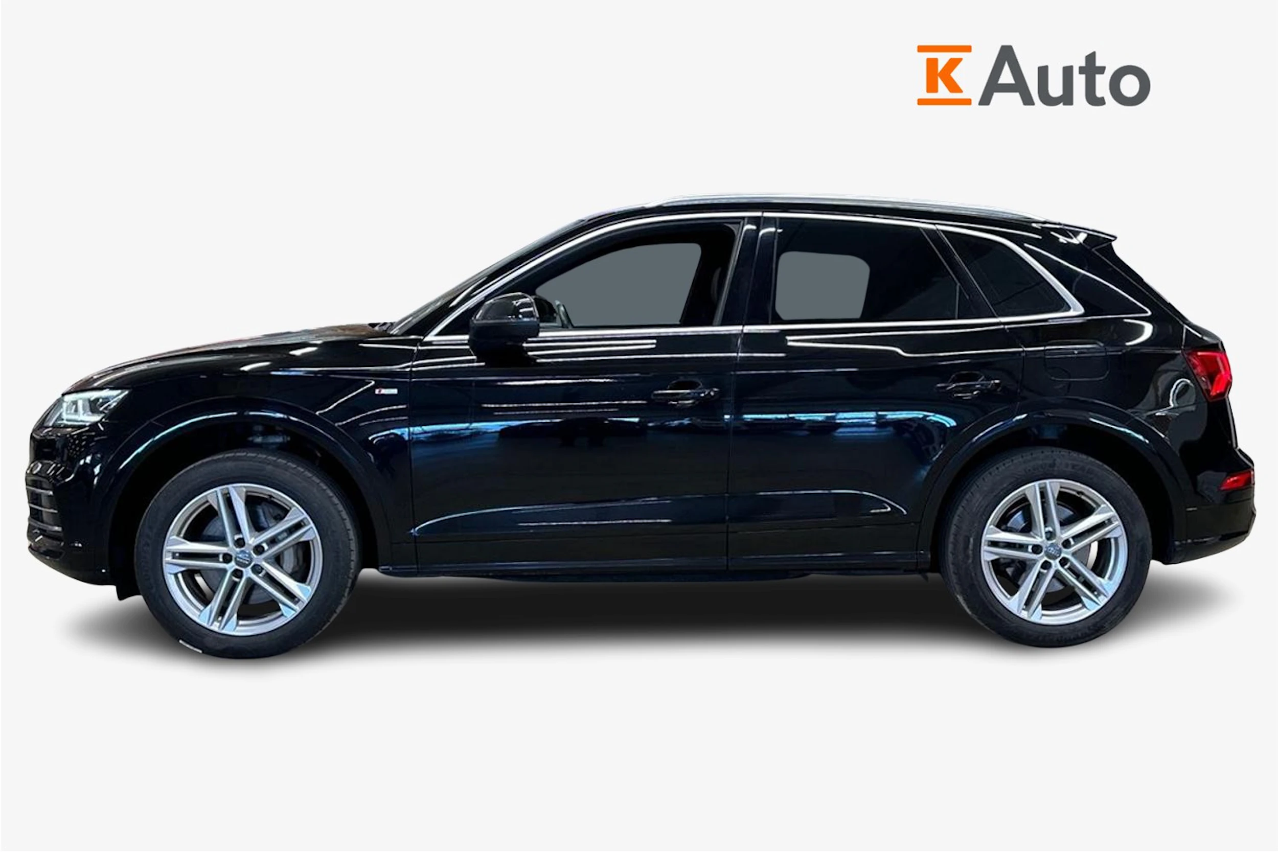 musta Audi Q5 2020 kuva 7.