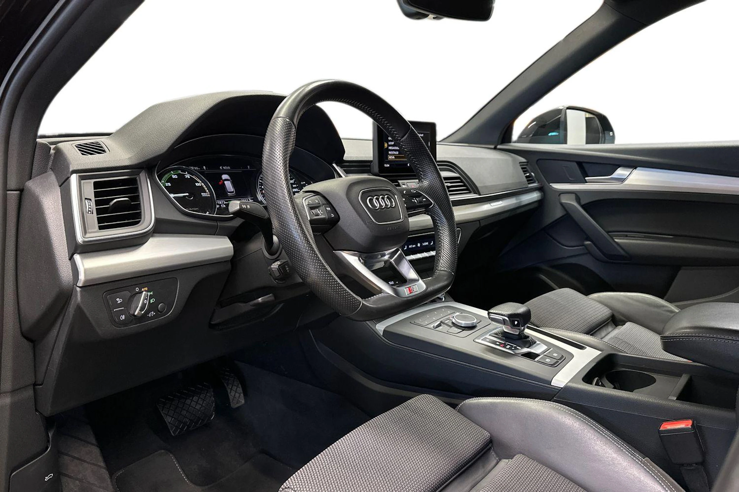musta Audi Q5 2020 kuva 8.